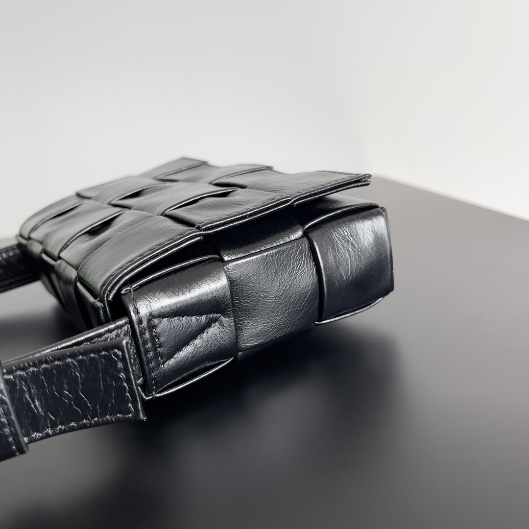 小号 BV 葆蝶家 枕头包 CASSETTE  Intreccio 编织设计 羊皮 豆腐 购物袋 手提袋 斜款包 （油蜡皮）银色饰面 黑色717587VCQ718803