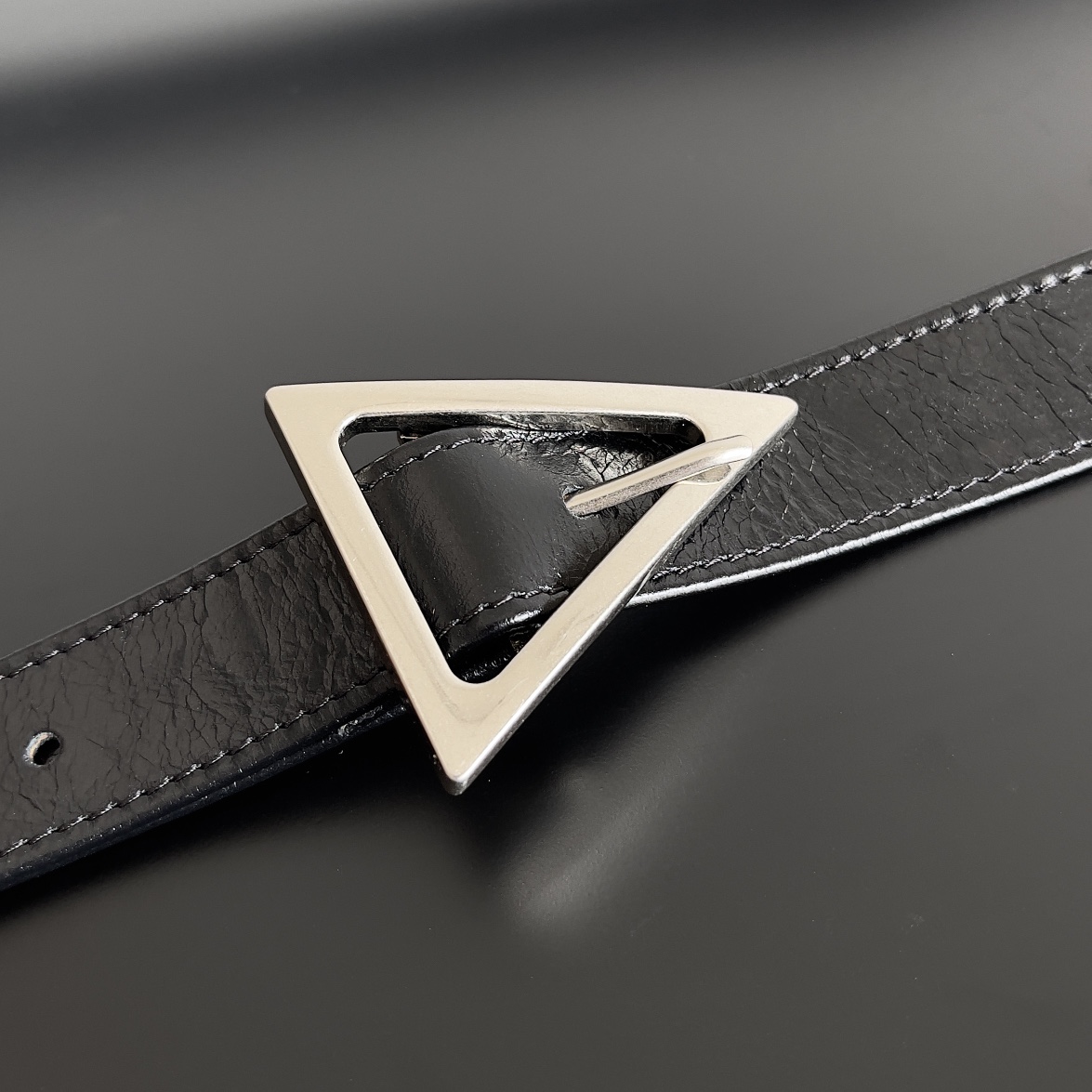 小号 BV 葆蝶家 枕头包 CASSETTE  Intreccio 编织设计 羊皮 豆腐 购物袋 手提袋 斜款包 （油蜡皮）银色饰面 黑色717587VCQ718803