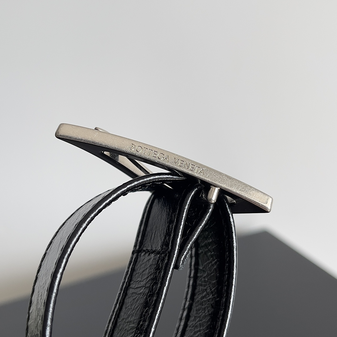 小号 BV 葆蝶家 枕头包 CASSETTE  Intreccio 编织设计 羊皮 豆腐 购物袋 手提袋 斜款包 （油蜡皮）银色饰面 黑色717587VCQ718803