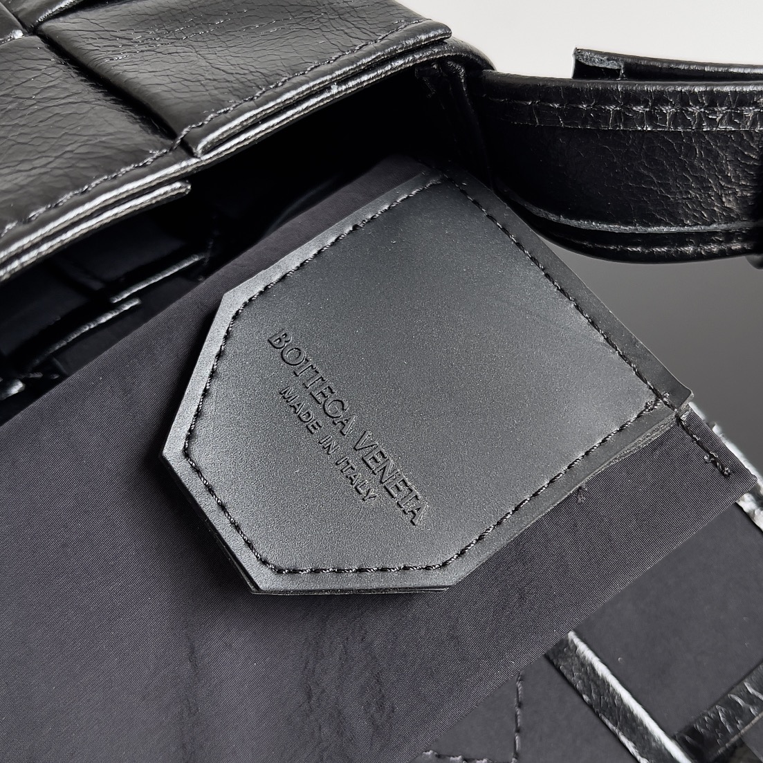 小号 BV 葆蝶家 枕头包 CASSETTE  Intreccio 编织设计 羊皮 豆腐 购物袋 手提袋 斜款包 （油蜡皮）银色饰面 黑色717587VCQ718803