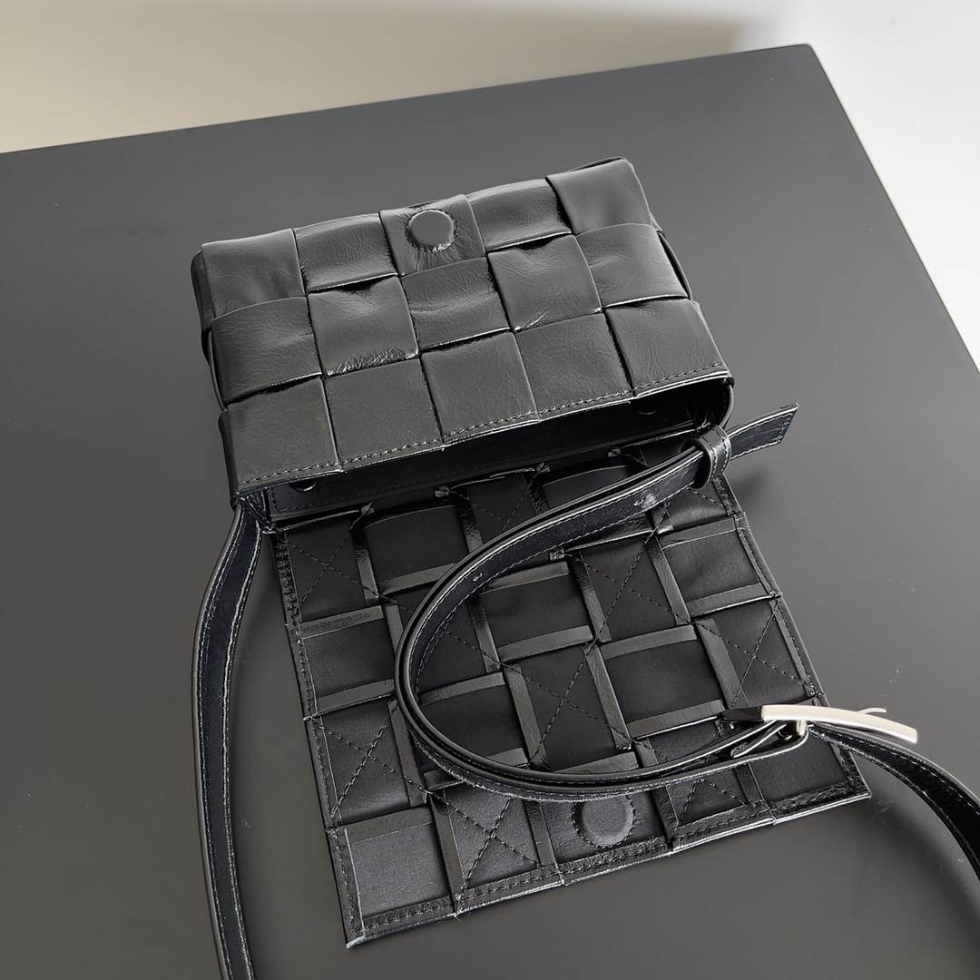 小号 BV 葆蝶家 枕头包 CASSETTE  Intreccio 编织设计 羊皮 豆腐 购物袋 手提袋 斜款包 （油蜡皮）银色饰面 黑色717587VCQ718803