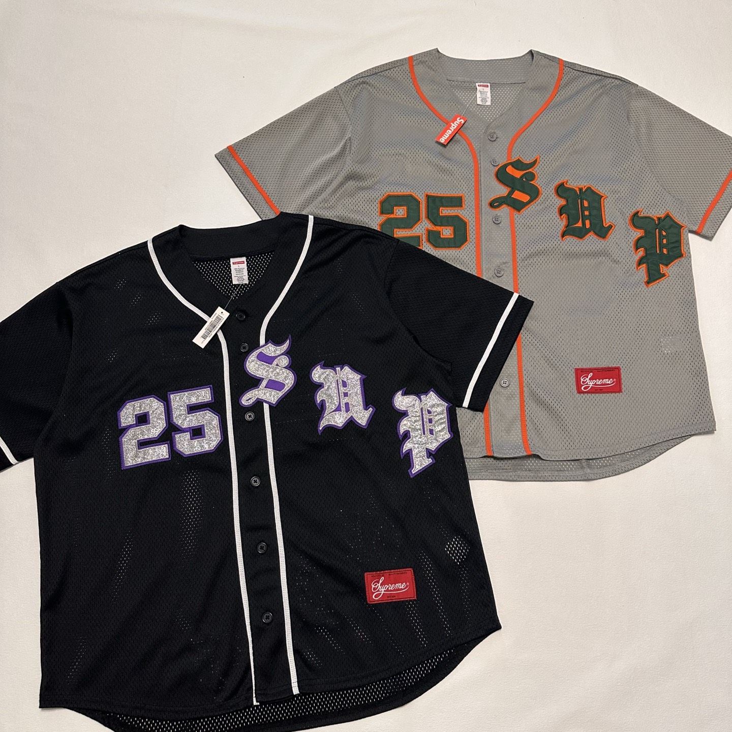 Supreme SS25 WEEK5 Old English Baseball Jersey 美式潮流斜纹贴花网眼短袖棒球球服  黑色 灰色  SUP-SS25-146