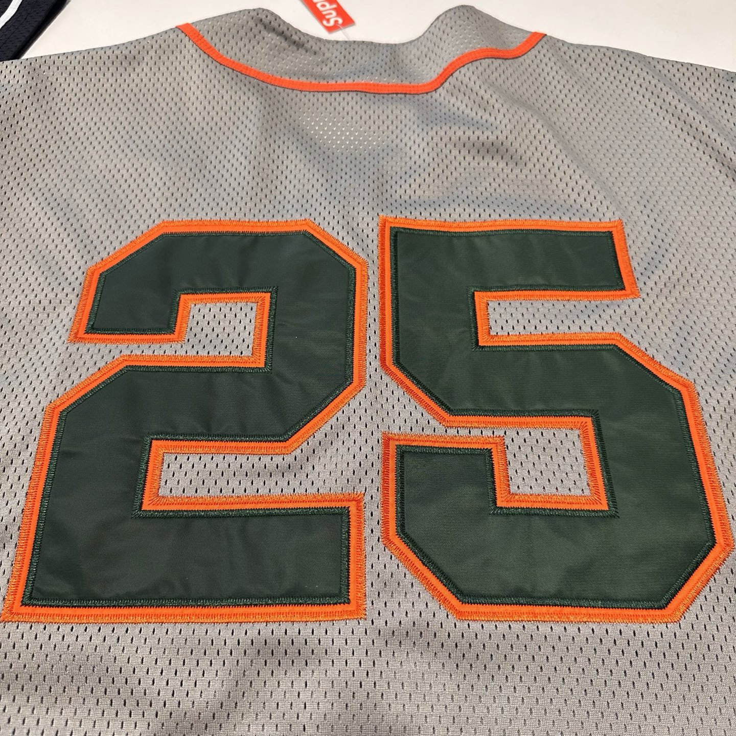 Supreme SS25 WEEK5 Old English Baseball Jersey 美式潮流斜纹贴花网眼短袖棒球球服  黑色 灰色  SUP-SS25-146