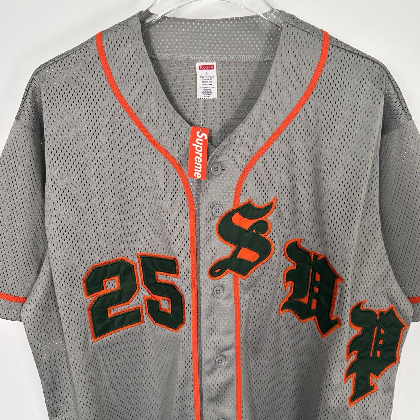 Supreme SS25 WEEK5 Old English Baseball Jersey 美式潮流斜纹贴花网眼短袖棒球球服  黑色 灰色  SUP-SS25-146