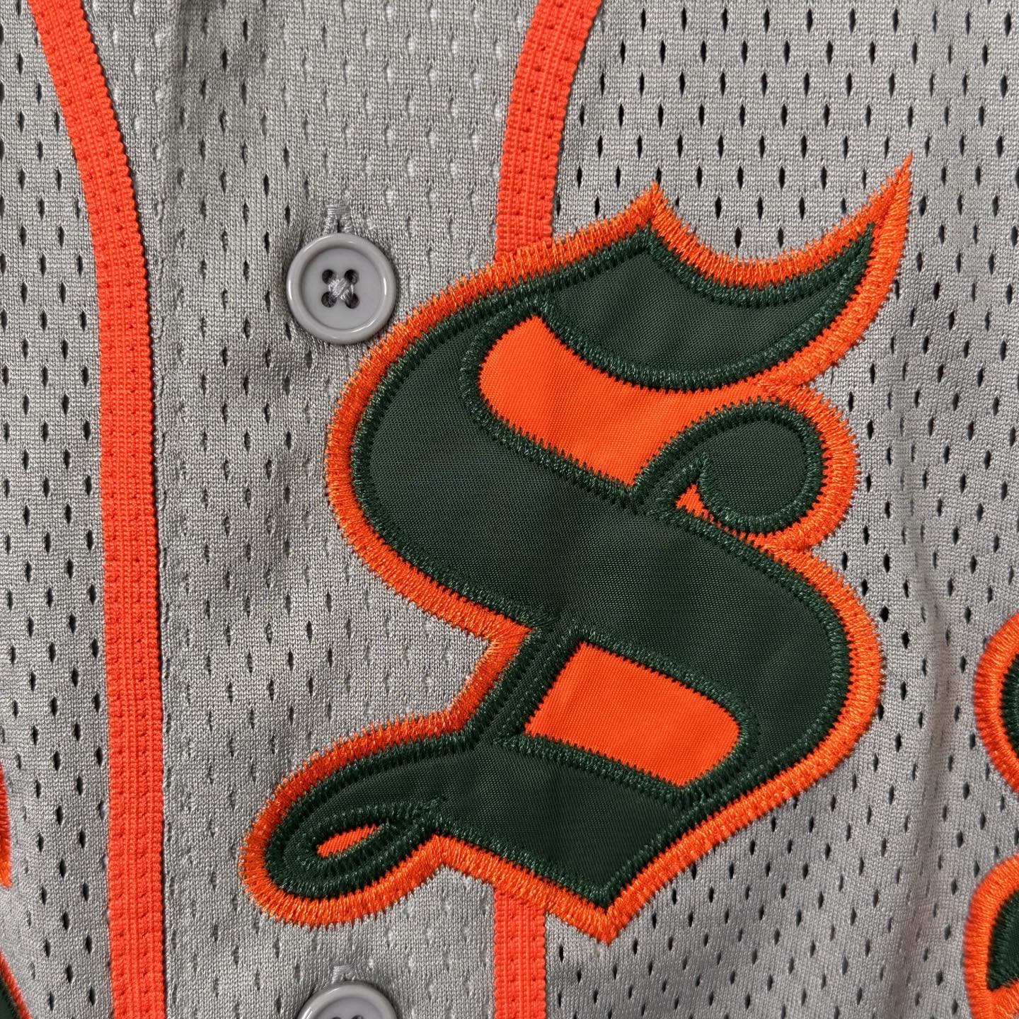 Supreme SS25 WEEK5 Old English Baseball Jersey 美式潮流斜纹贴花网眼短袖棒球球服  黑色 灰色  SUP-SS25-146