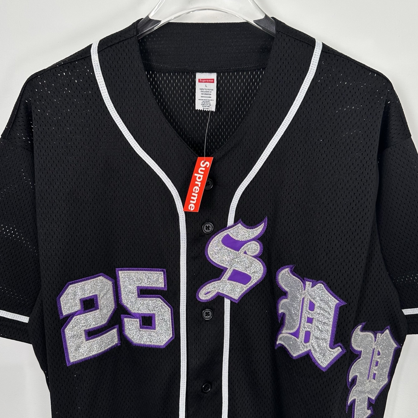 Supreme SS25 WEEK5 Old English Baseball Jersey 美式潮流斜纹贴花网眼短袖棒球球服  黑色 灰色  SUP-SS25-146