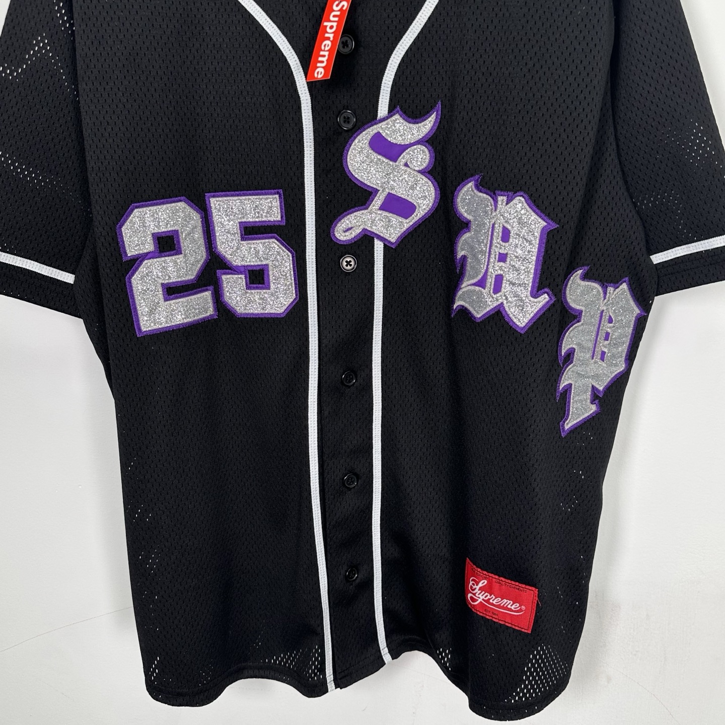 Supreme SS25 WEEK5 Old English Baseball Jersey 美式潮流斜纹贴花网眼短袖棒球球服  黑色 灰色  SUP-SS25-146