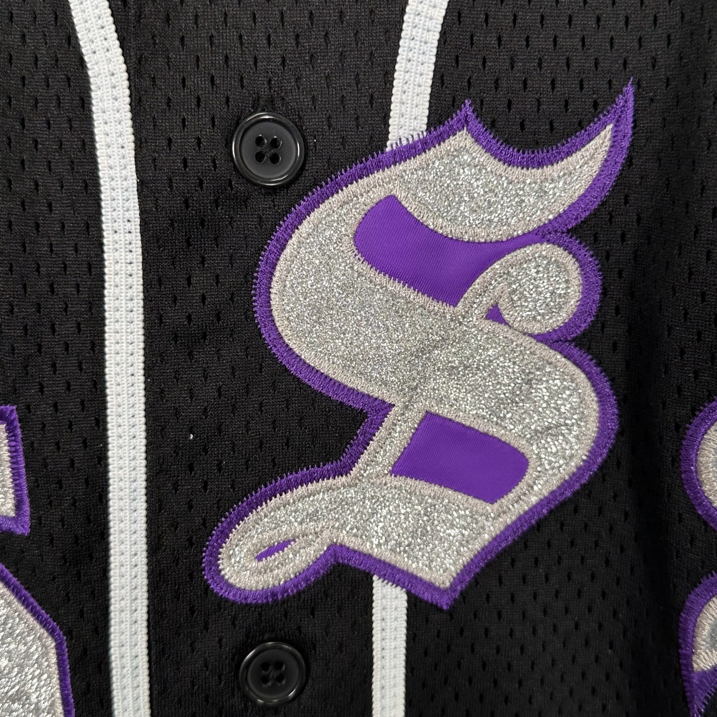 Supreme SS25 WEEK5 Old English Baseball Jersey 美式潮流斜纹贴花网眼短袖棒球球服  黑色 灰色  SUP-SS25-146