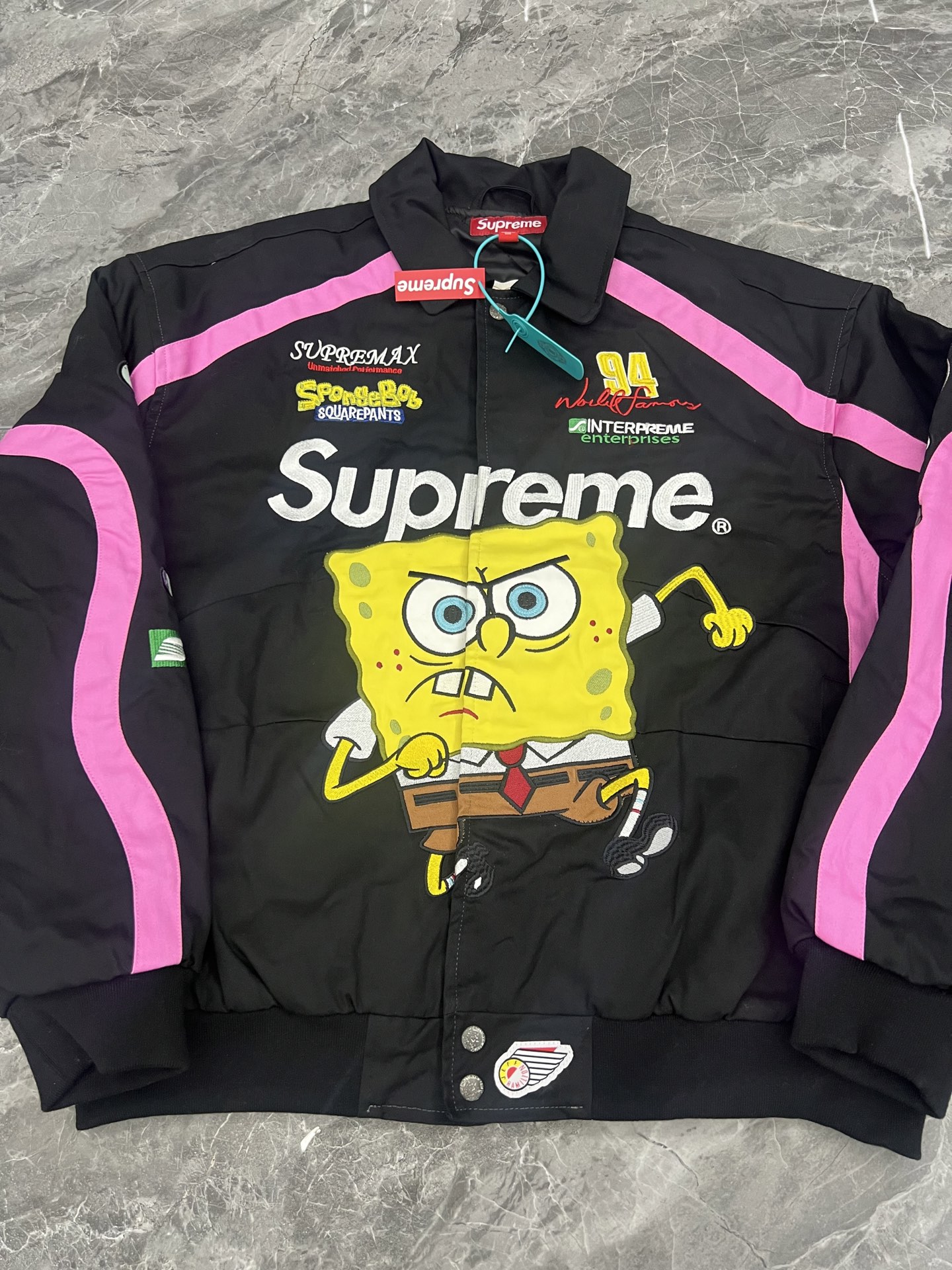 Supreme 海绵宝宝 联名款 海绵宝宝印花图案刺绣徽标赛车夹克 男女同款B0  SUP-SS25-046