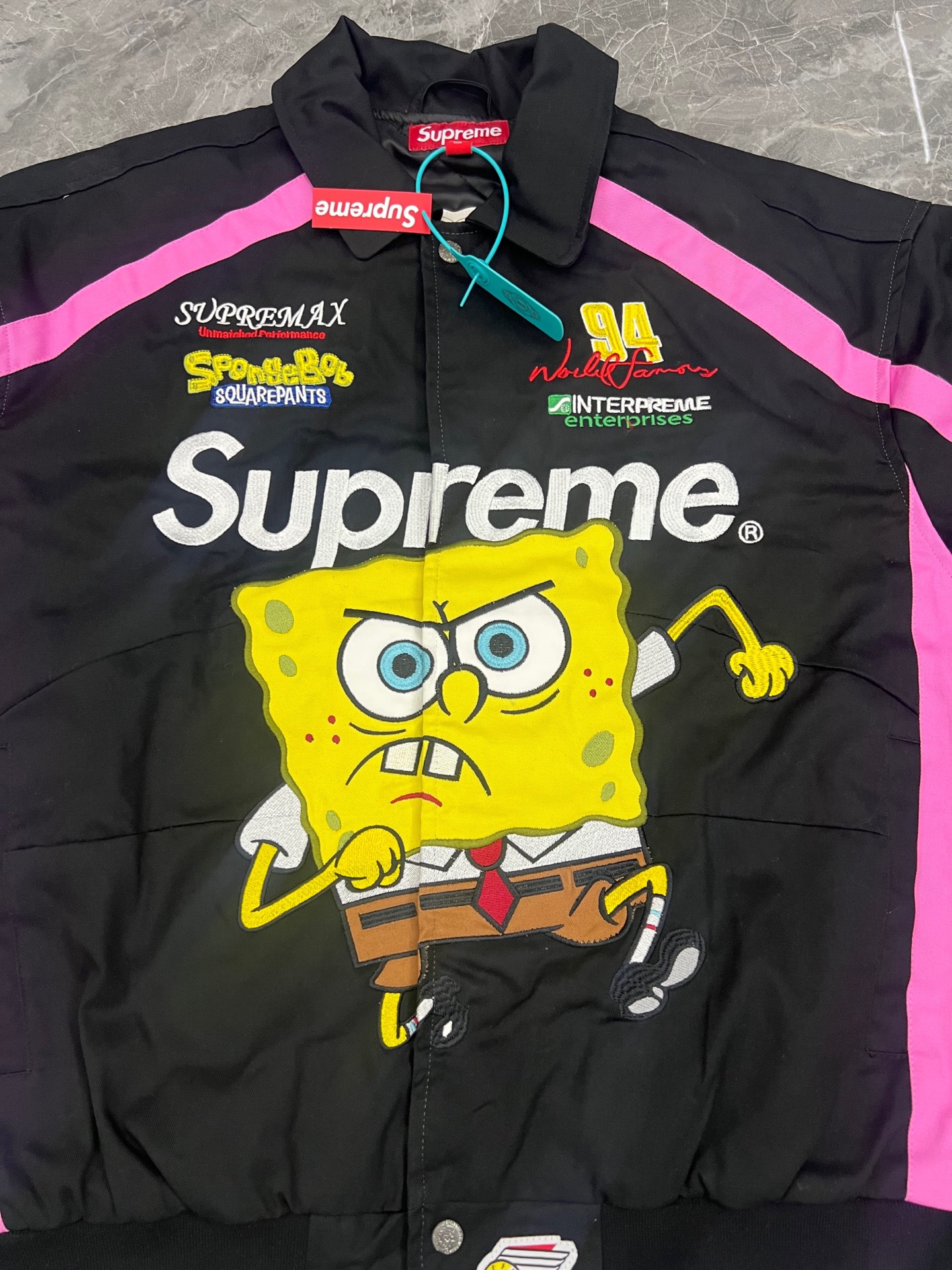 Supreme 海绵宝宝 联名款 海绵宝宝印花图案刺绣徽标赛车夹克 男女同款B0  SUP-SS25-046