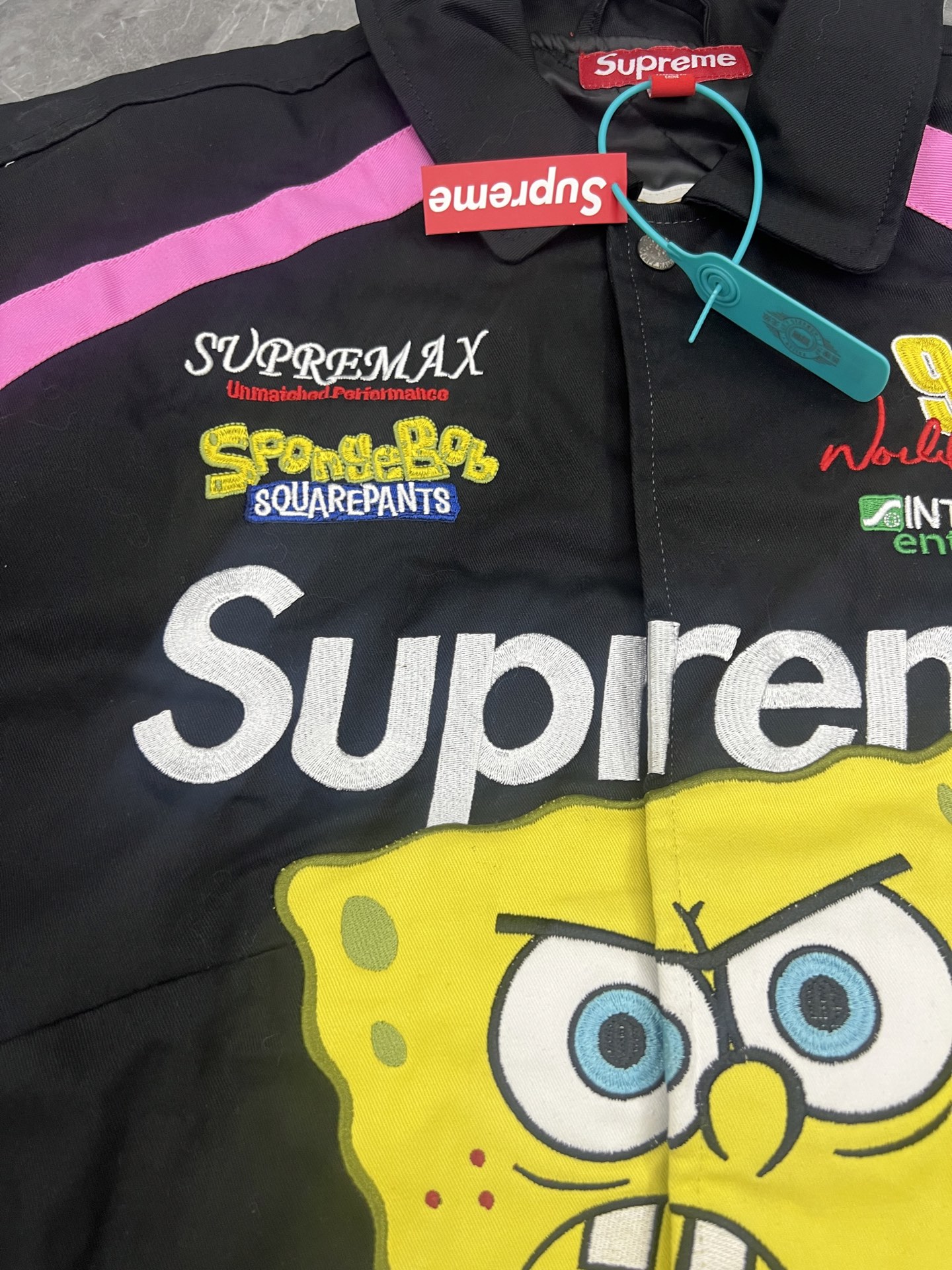 Supreme 海绵宝宝 联名款 海绵宝宝印花图案刺绣徽标赛车夹克 男女同款B0  SUP-SS25-046