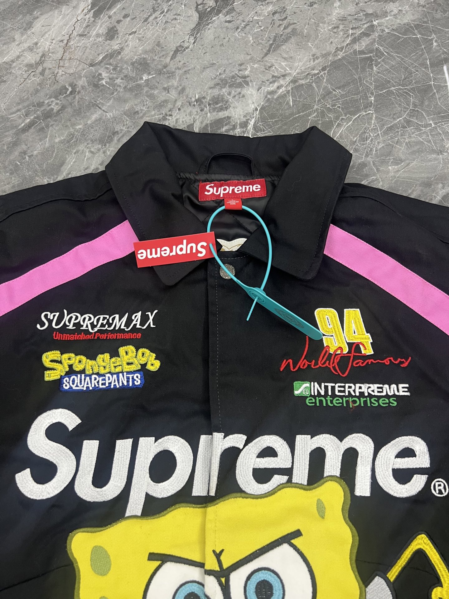 Supreme 海绵宝宝 联名款 海绵宝宝印花图案刺绣徽标赛车夹克 男女同款B0  SUP-SS25-046