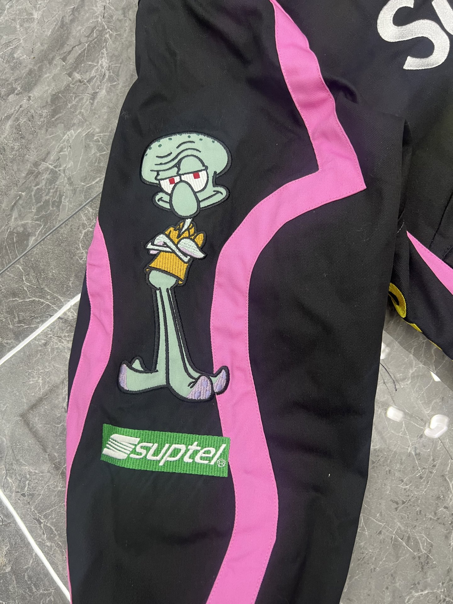 Supreme 海绵宝宝 联名款 海绵宝宝印花图案刺绣徽标赛车夹克 男女同款B0  SUP-SS25-046