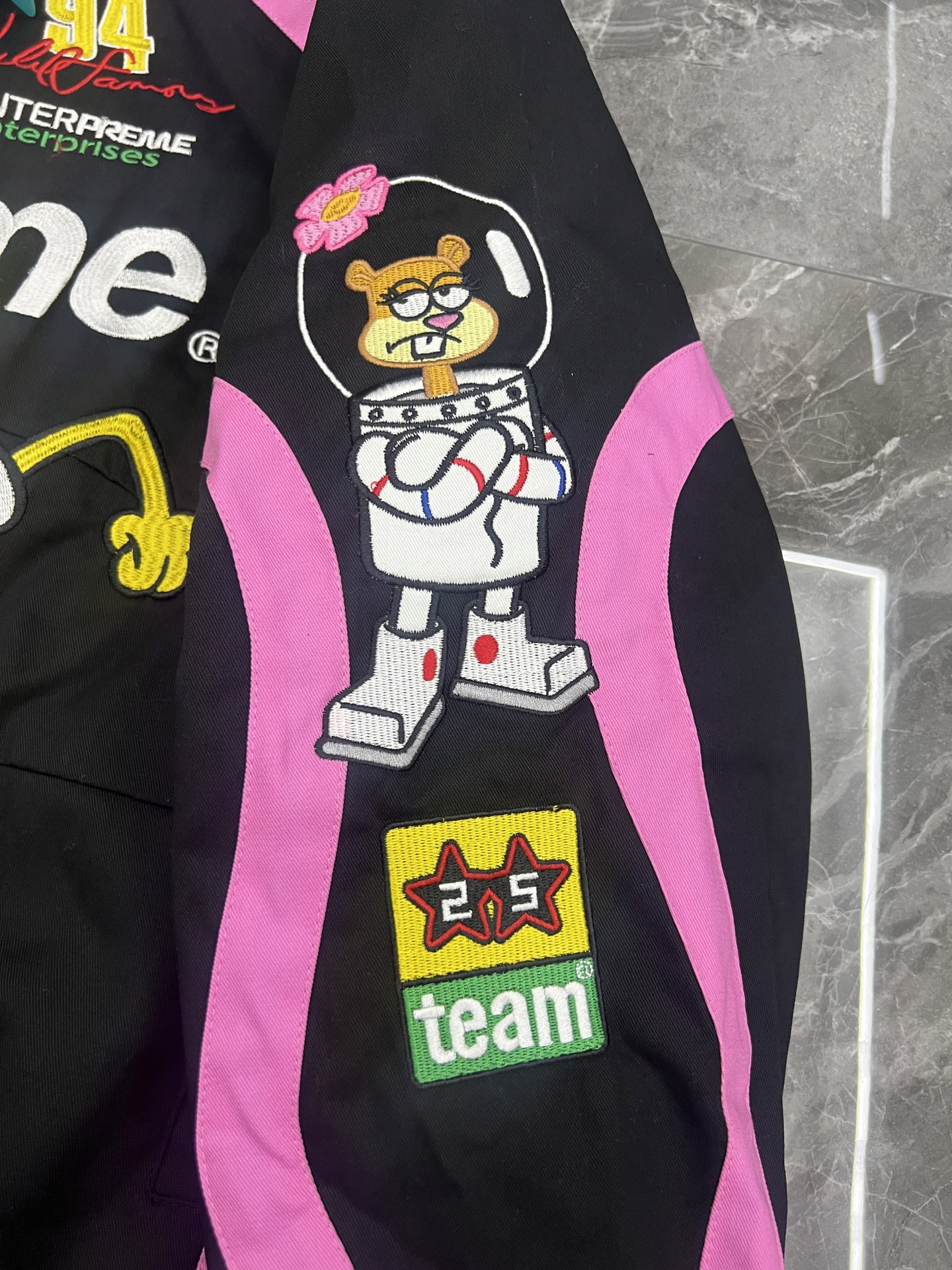 Supreme 海绵宝宝 联名款 海绵宝宝印花图案刺绣徽标赛车夹克 男女同款B0  SUP-SS25-046