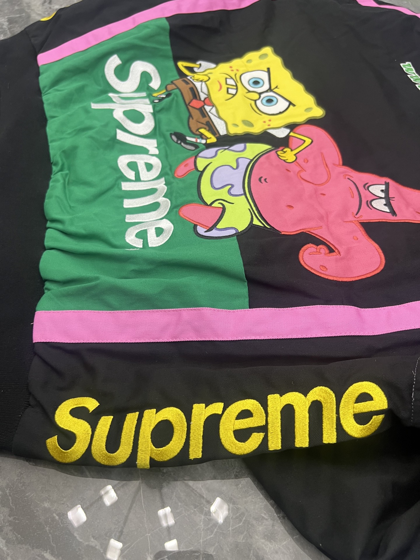 Supreme 海绵宝宝 联名款 海绵宝宝印花图案刺绣徽标赛车夹克 男女同款B0  SUP-SS25-046
