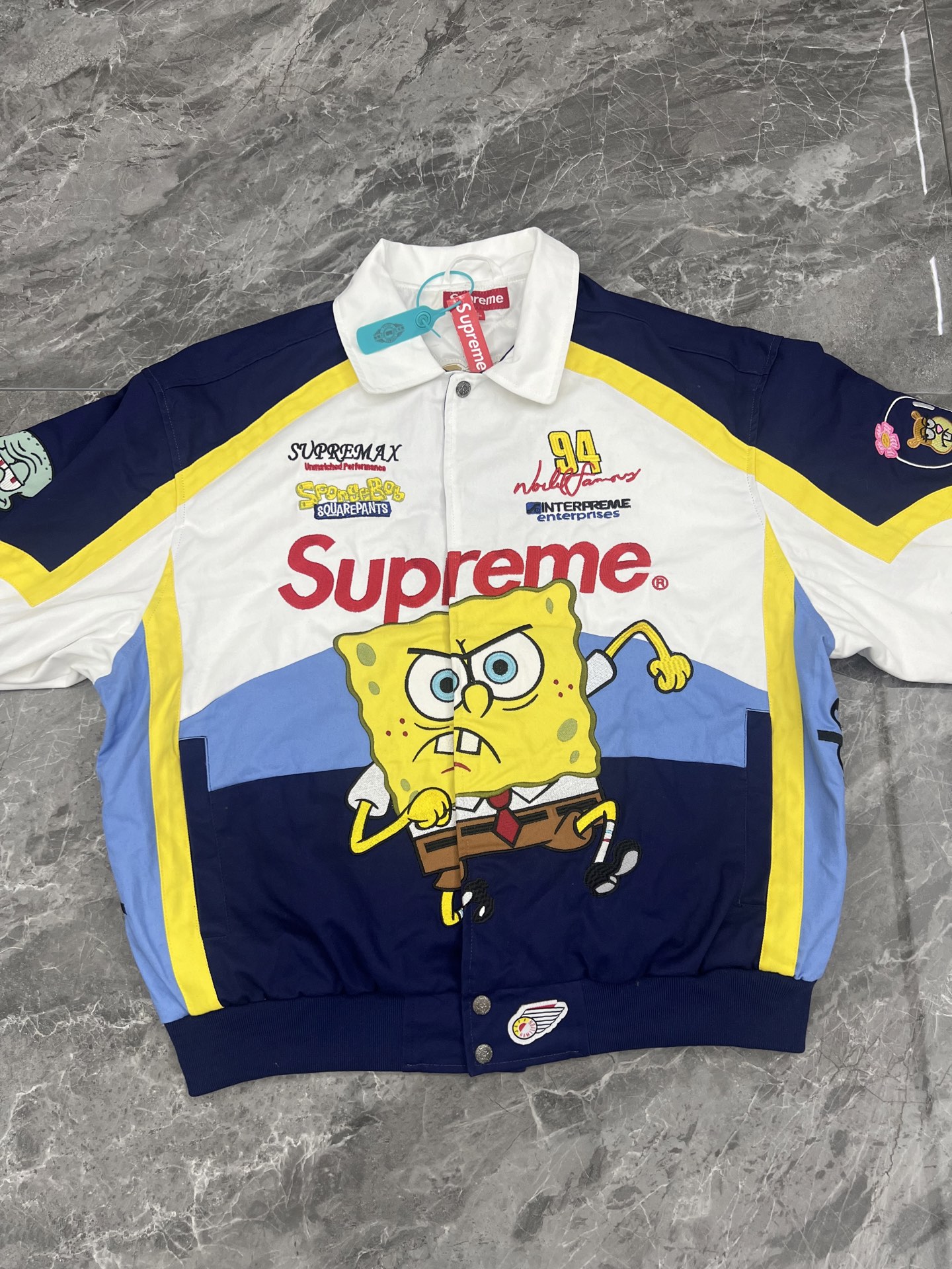 Supreme 海绵宝宝 联名款 海绵宝宝印花图案刺绣徽标赛车夹克 男女同款B0  SUP-SS25-046