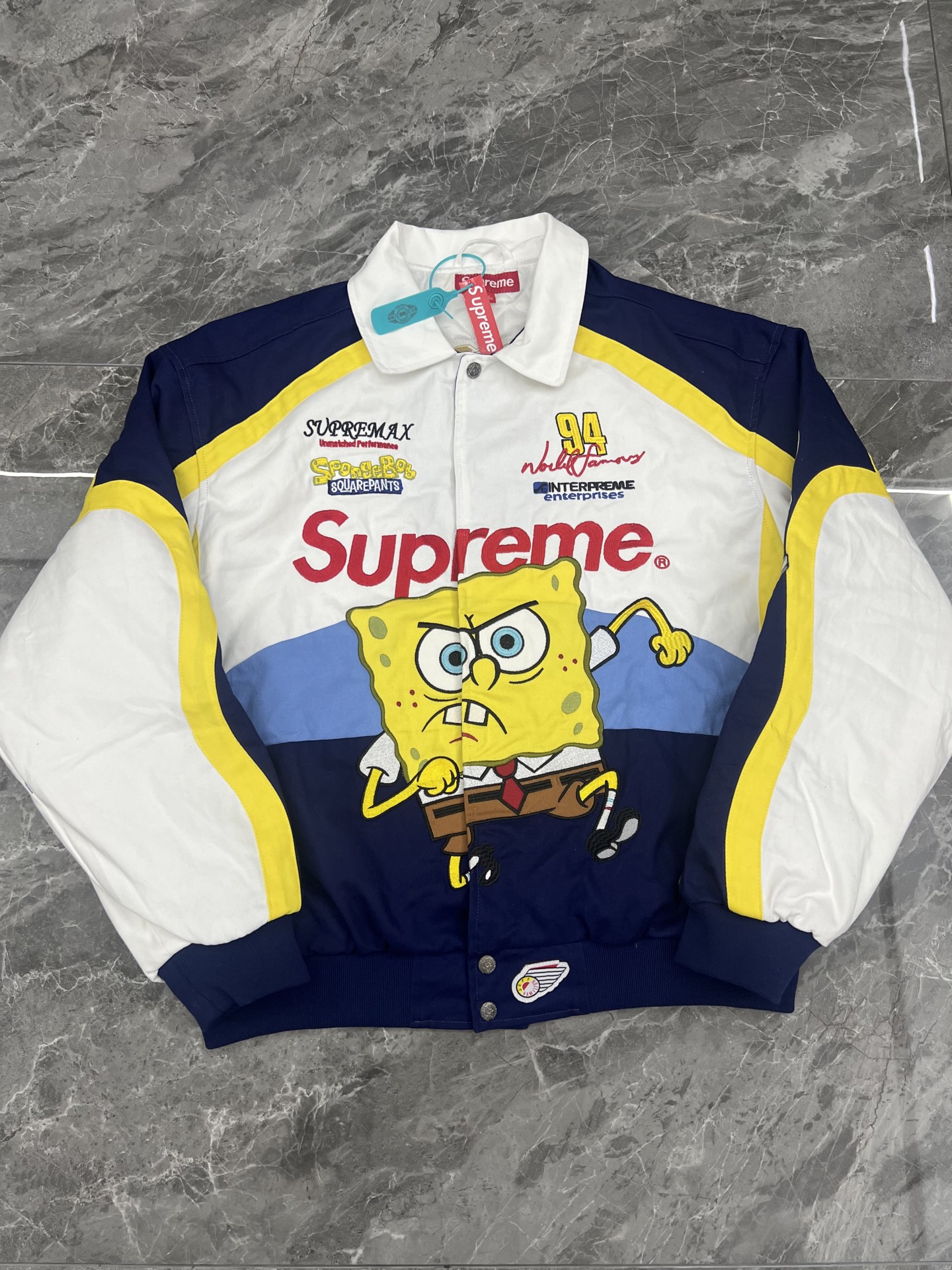 Supreme 海绵宝宝 联名款 海绵宝宝印花图案刺绣徽标赛车夹克 男女同款B0  SUP-SS25-046