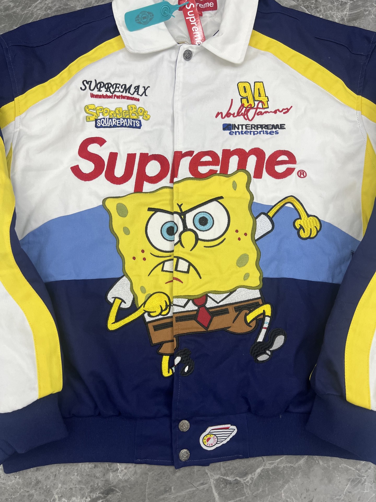 Supreme 海绵宝宝 联名款 海绵宝宝印花图案刺绣徽标赛车夹克 男女同款B0  SUP-SS25-046