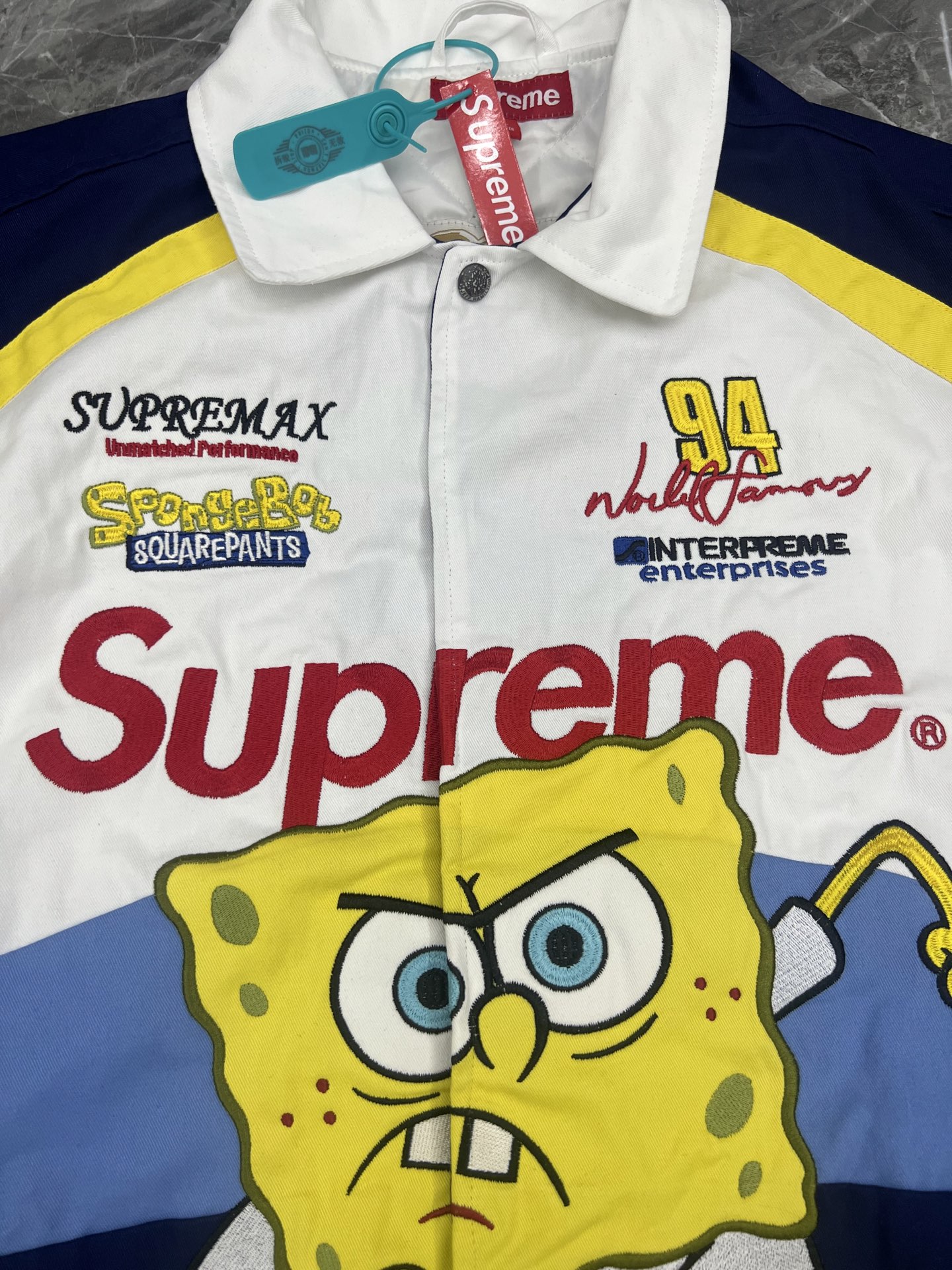 Supreme 海绵宝宝 联名款 海绵宝宝印花图案刺绣徽标赛车夹克 男女同款B0  SUP-SS25-046