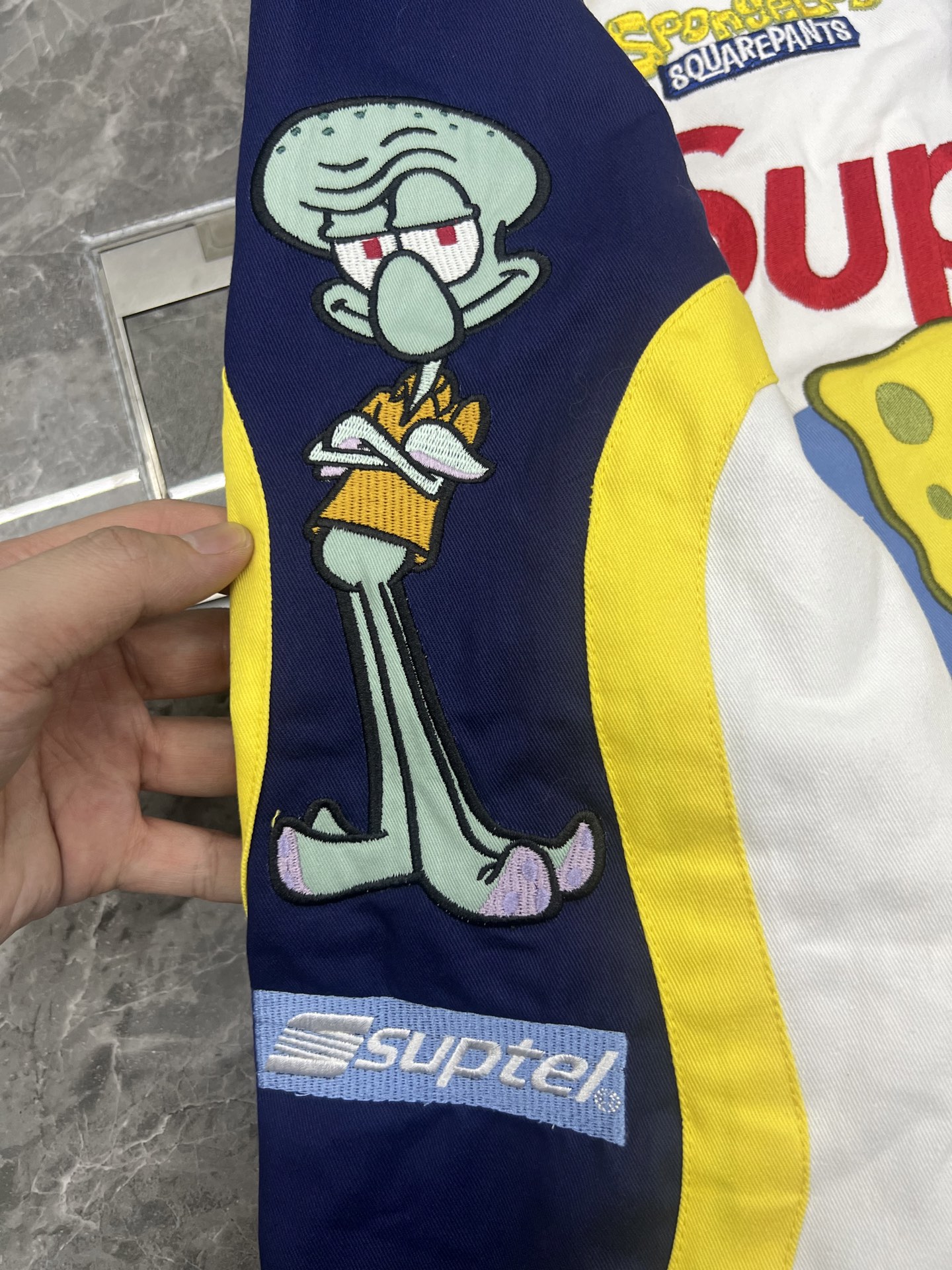 Supreme 海绵宝宝 联名款 海绵宝宝印花图案刺绣徽标赛车夹克 男女同款B0  SUP-SS25-046