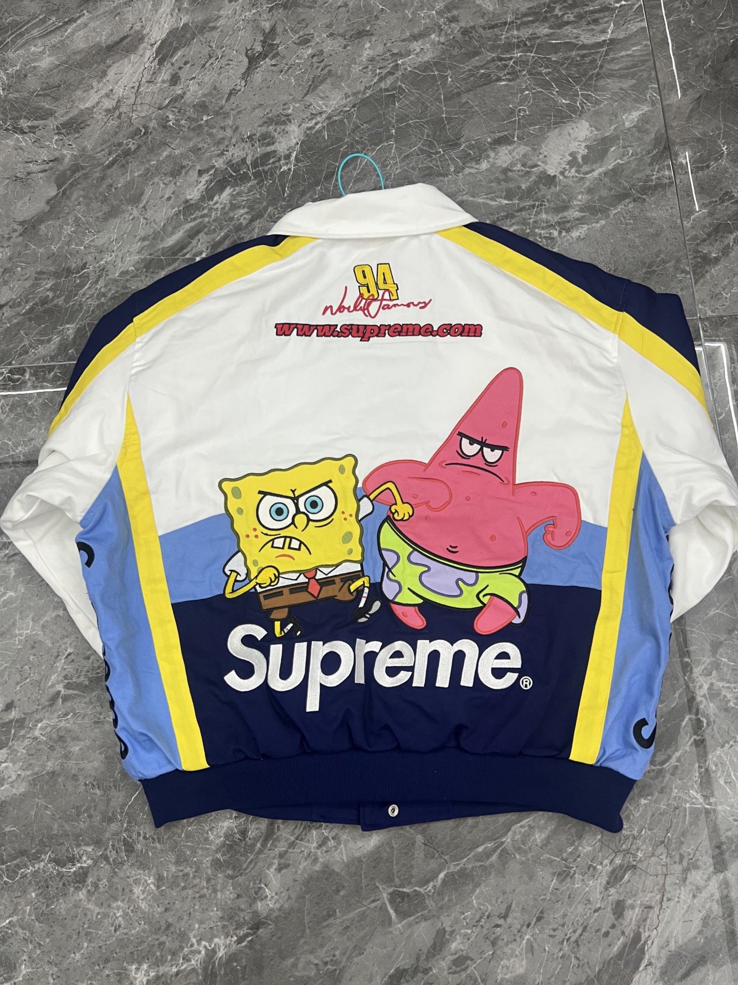 Supreme 海绵宝宝 联名款 海绵宝宝印花图案刺绣徽标赛车夹克 男女同款B0  SUP-SS25-046