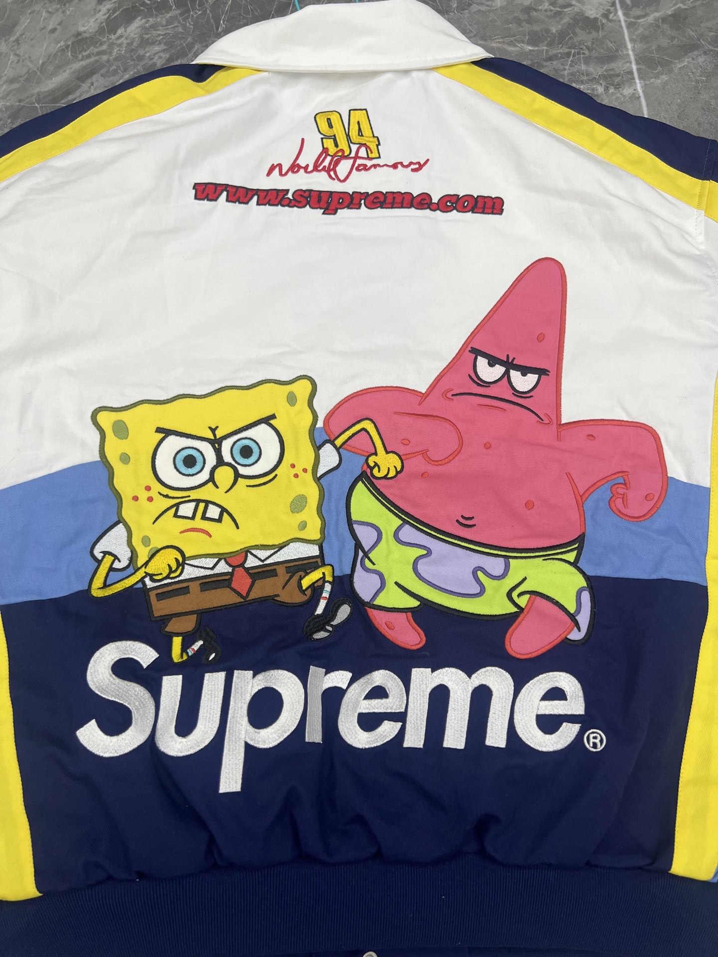 Supreme 海绵宝宝 联名款 海绵宝宝印花图案刺绣徽标赛车夹克 男女同款B0  SUP-SS25-046