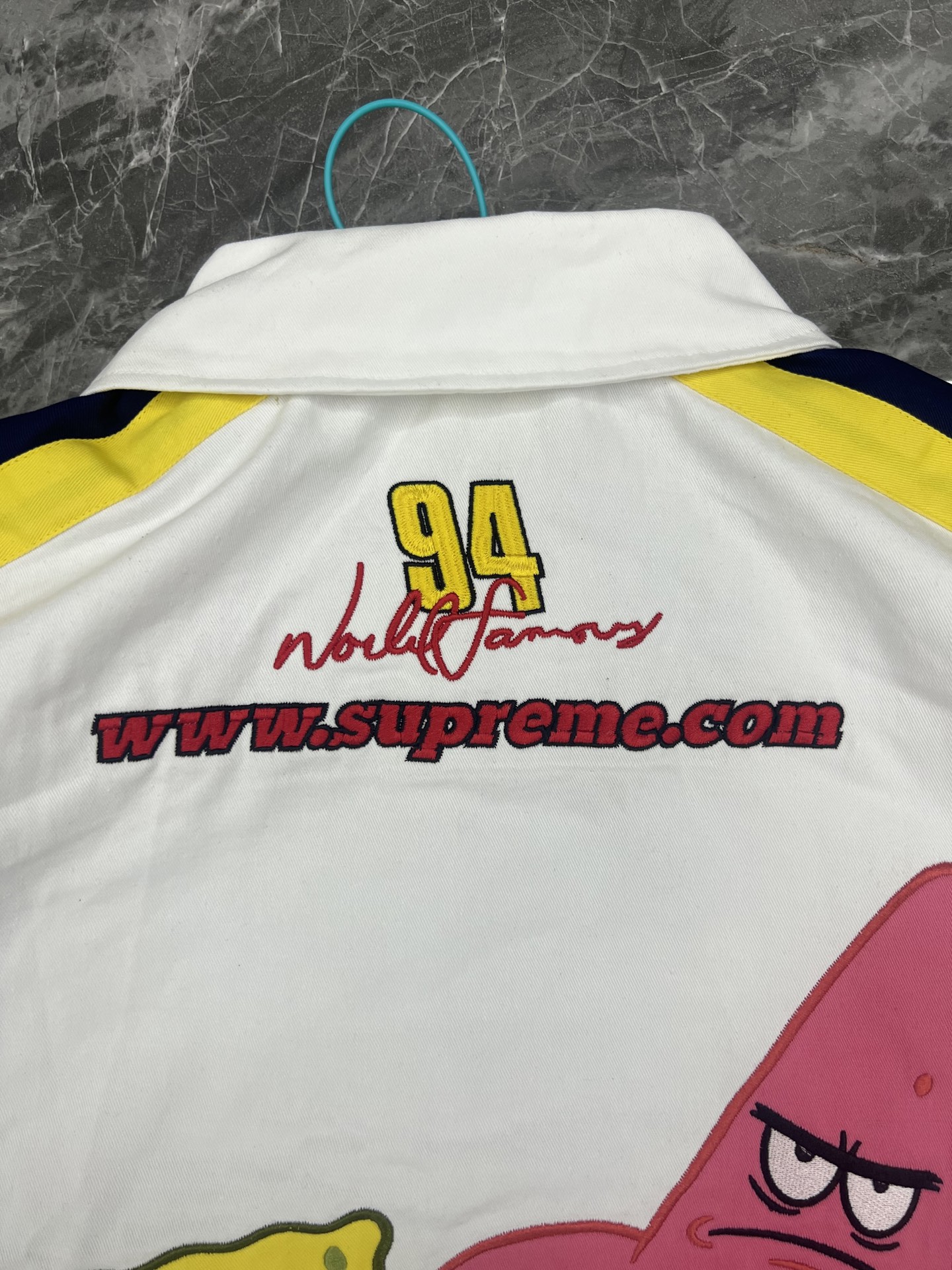 Supreme 海绵宝宝 联名款 海绵宝宝印花图案刺绣徽标赛车夹克 男女同款B0  SUP-SS25-046