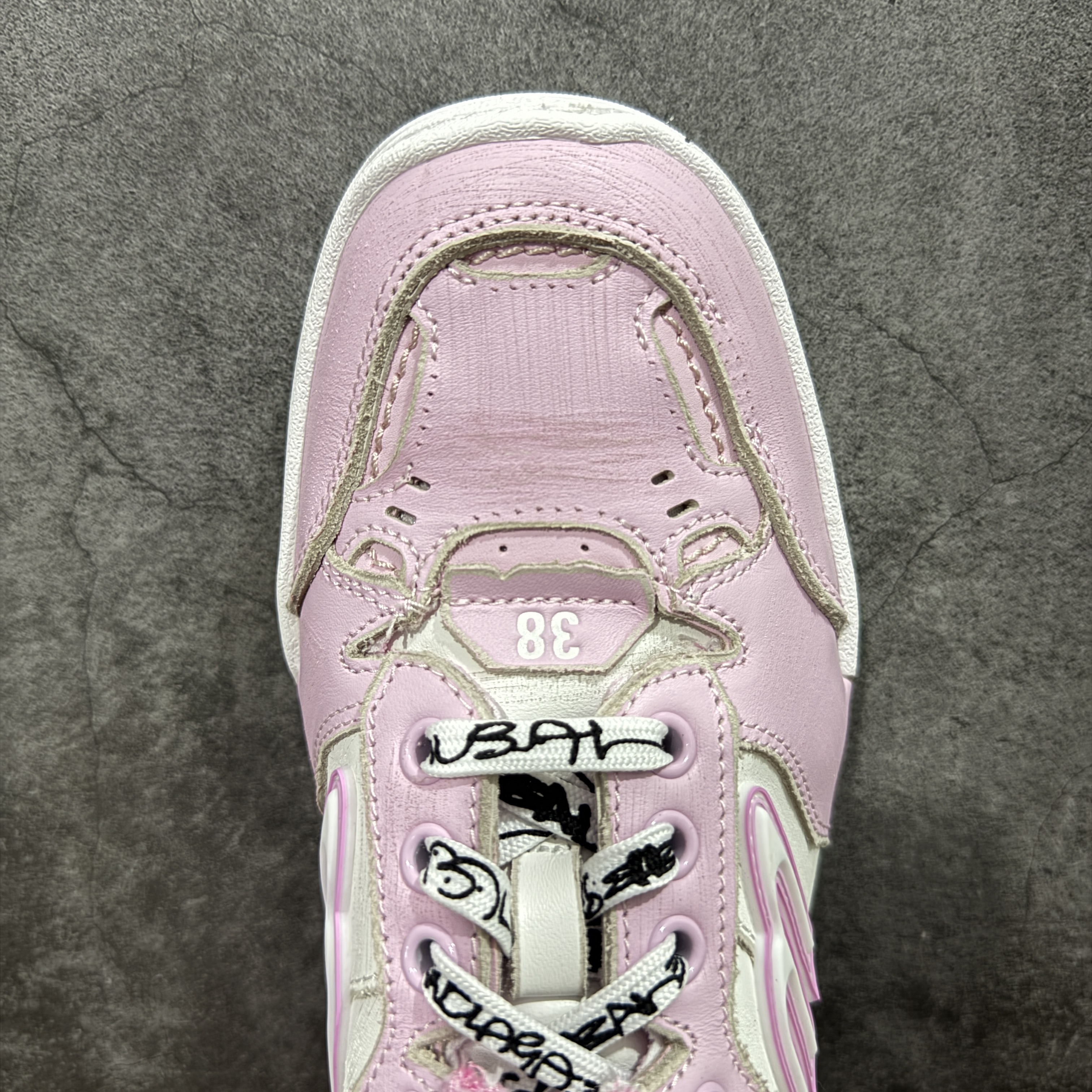 Balenciaga 巴黎世家 18代 Hamptons Worn-0ut 涤纶(聚酯纤维)牛皮革 圆头系带低帮 生活休闲鞋 男女同款 波鞋 粉色