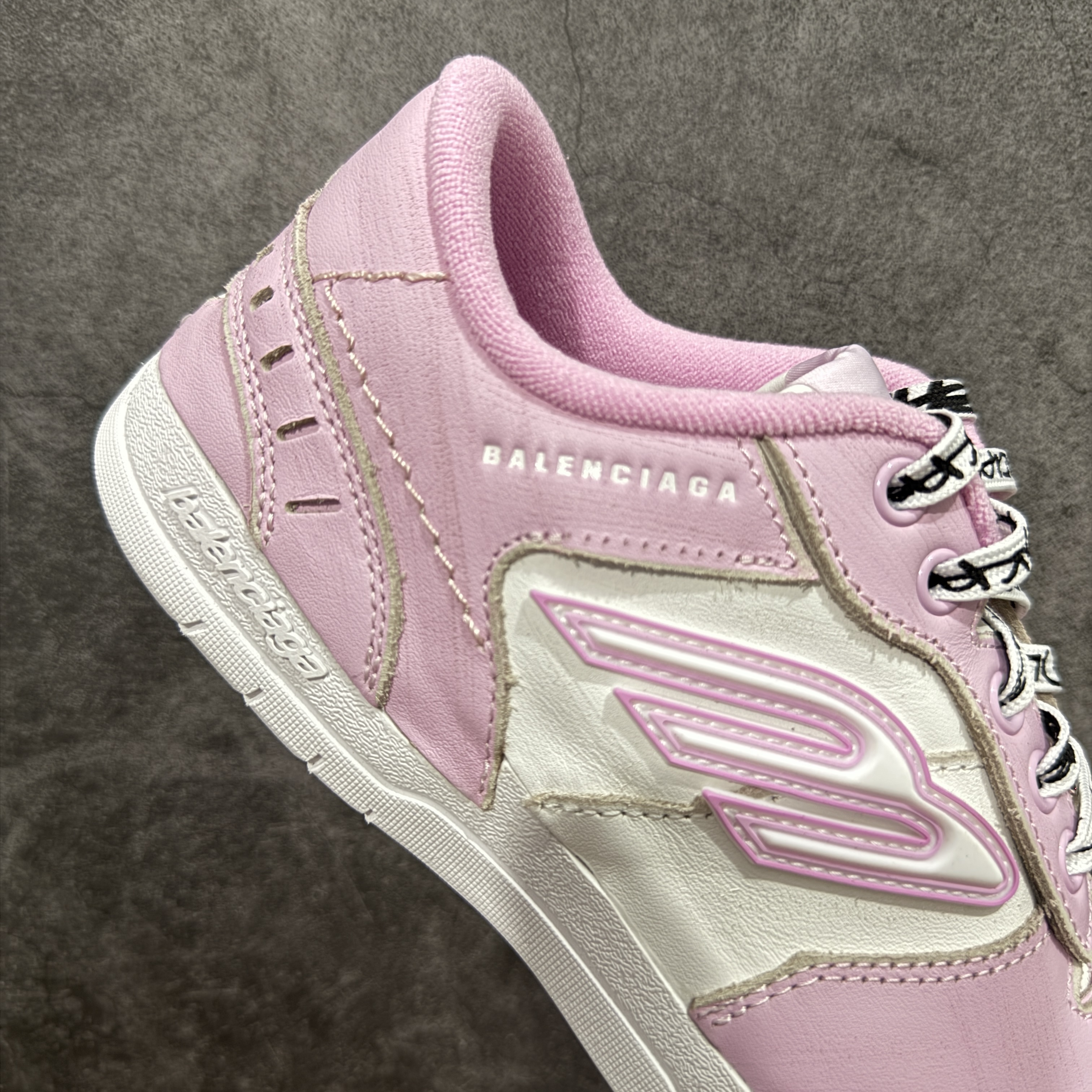 Balenciaga 巴黎世家 18代 Hamptons Worn-0ut 涤纶(聚酯纤维)牛皮革 圆头系带低帮 生活休闲鞋 男女同款 波鞋 粉色