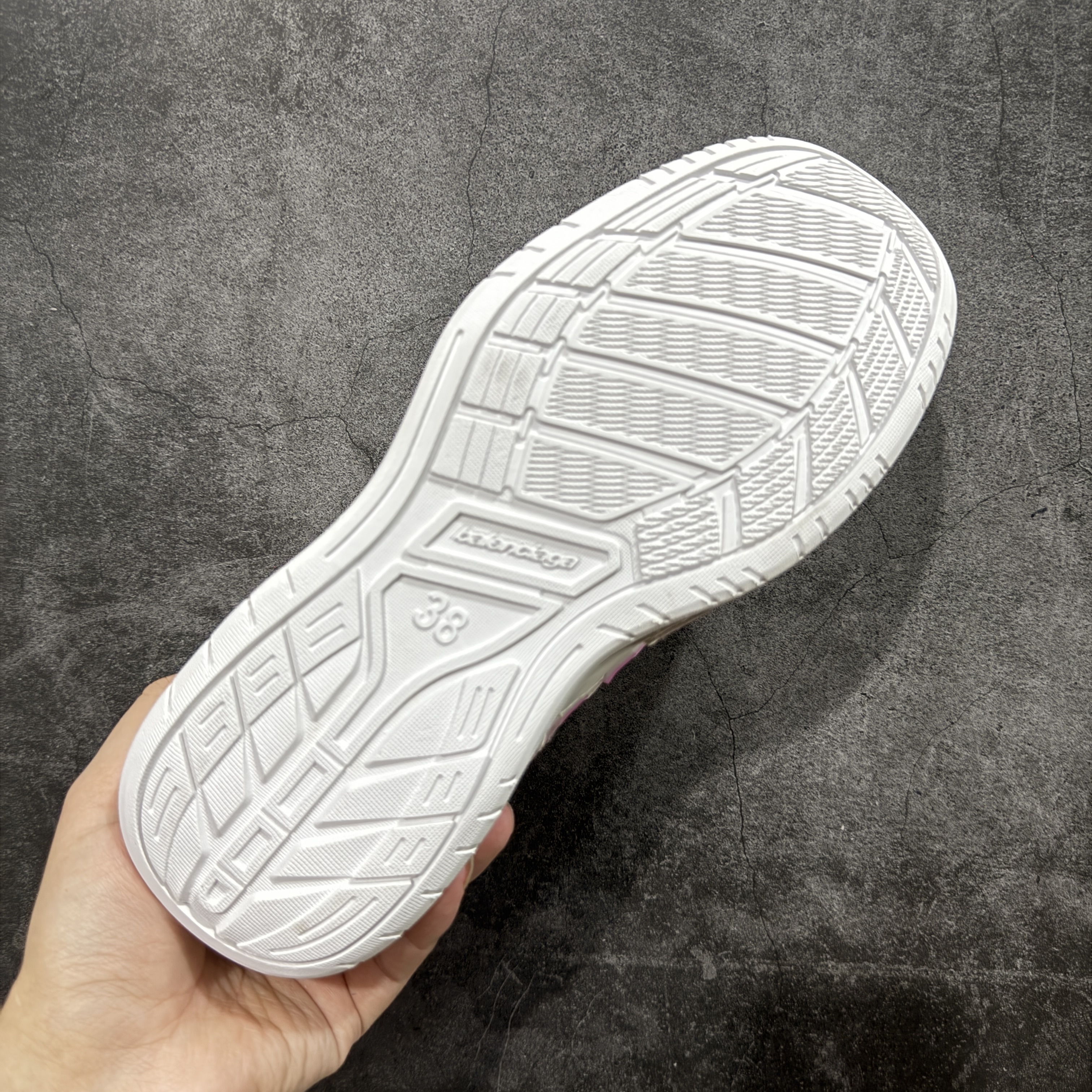 Balenciaga 巴黎世家 18代 Hamptons Worn-0ut 涤纶(聚酯纤维)牛皮革 圆头系带低帮 生活休闲鞋 男女同款 波鞋 粉色