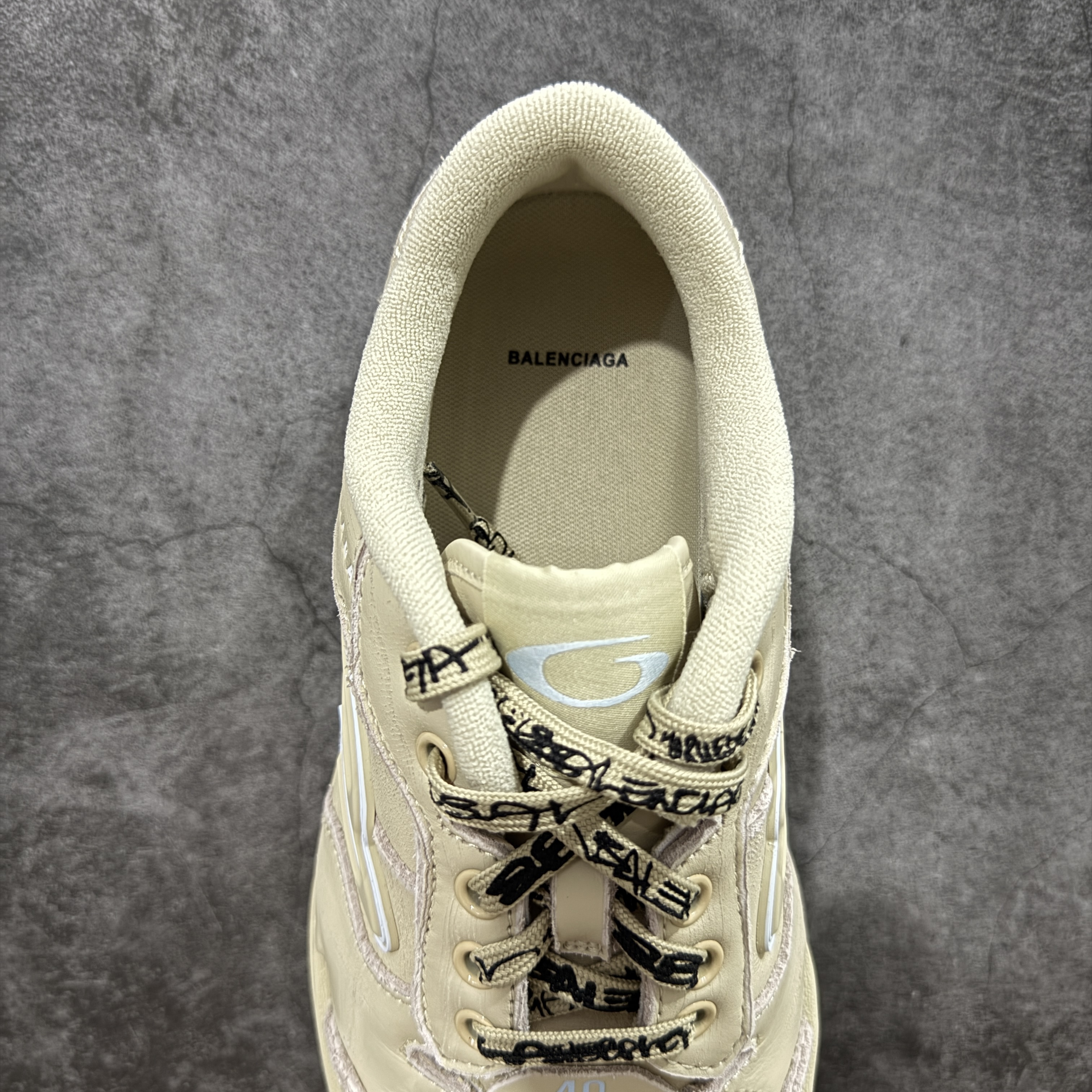 Balenciaga 巴黎世家 18代 Hamptons Worn-0ut 涤纶(聚酯纤维)牛皮革 圆头系带低帮 生活休闲鞋 男女同款 波鞋 杏色