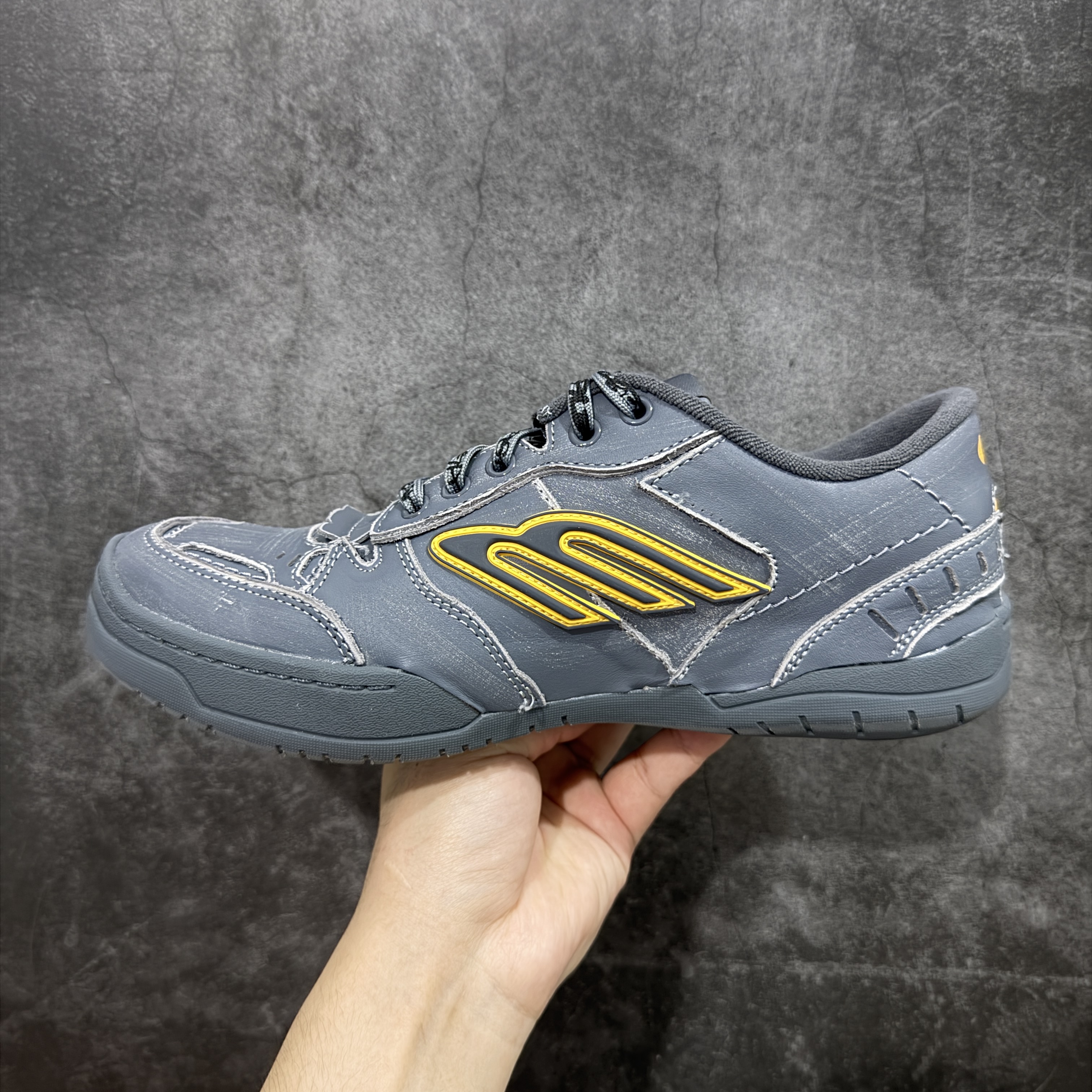 Balenciaga 巴黎世家 18代 Hamptons Worn-0ut 涤纶(聚酯纤维)牛皮革 圆头系带低帮 生活休闲鞋 男女同款 波鞋 灰色 841765WCURB1180