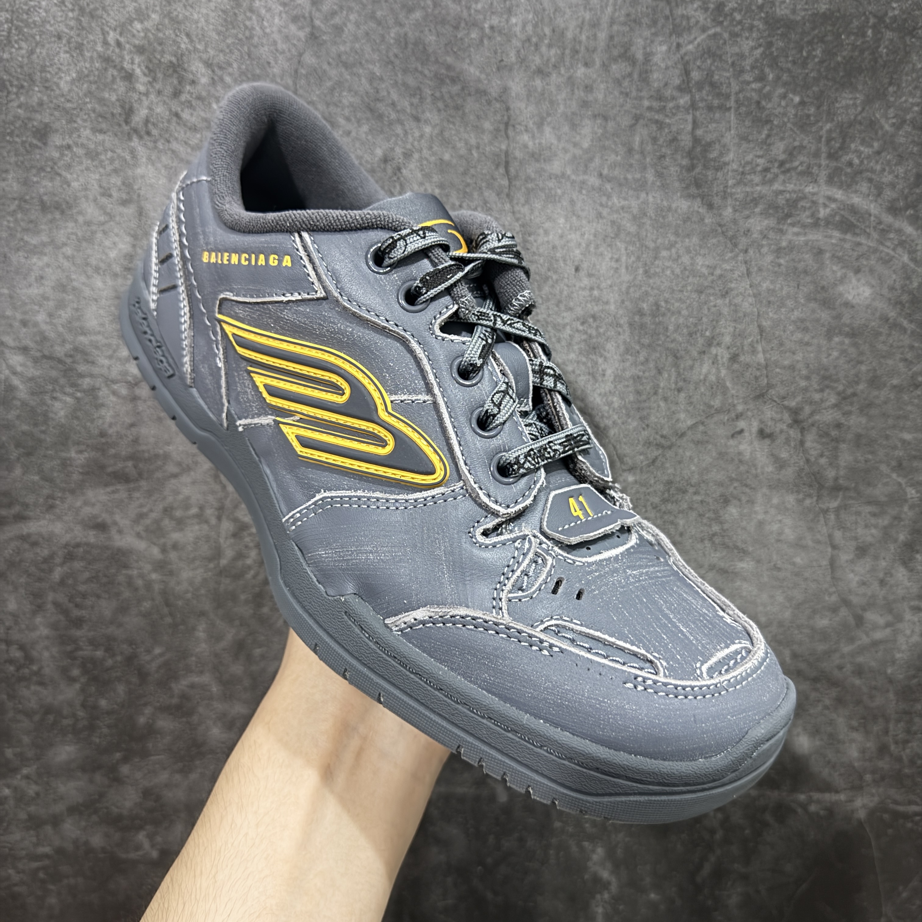 Balenciaga 巴黎世家 18代 Hamptons Worn-0ut 涤纶(聚酯纤维)牛皮革 圆头系带低帮 生活休闲鞋 男女同款 波鞋 灰色 841765WCURB1180