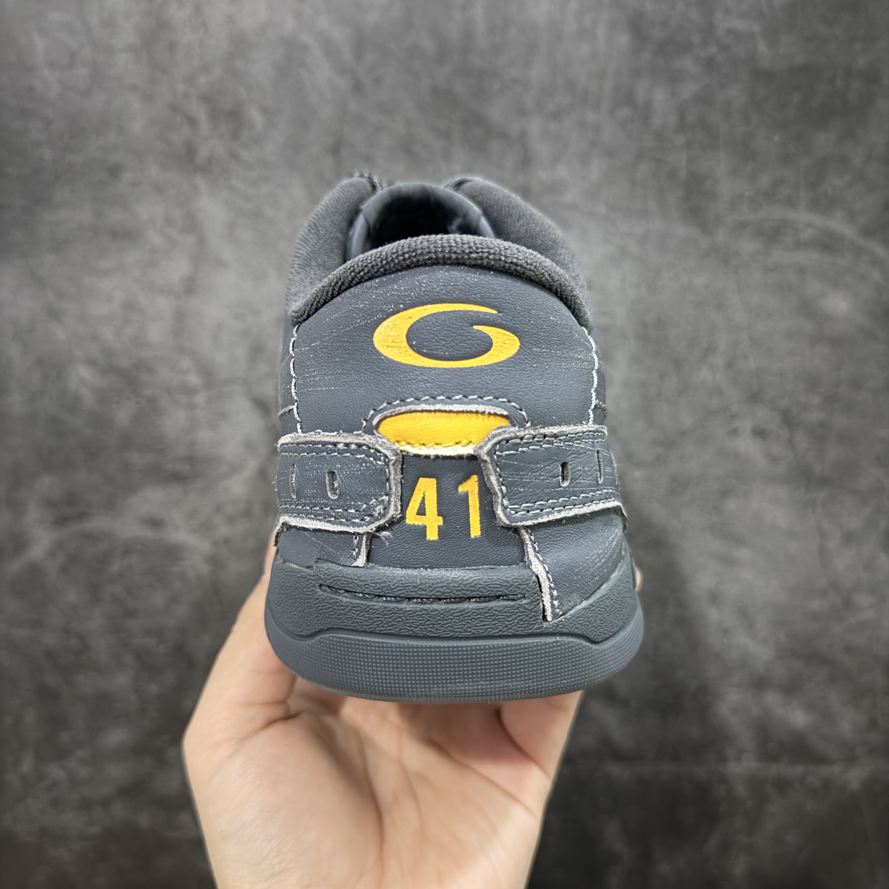 Balenciaga 巴黎世家 18代 Hamptons Worn-0ut 涤纶(聚酯纤维)牛皮革 圆头系带低帮 生活休闲鞋 男女同款 波鞋 灰色 841765WCURB1180