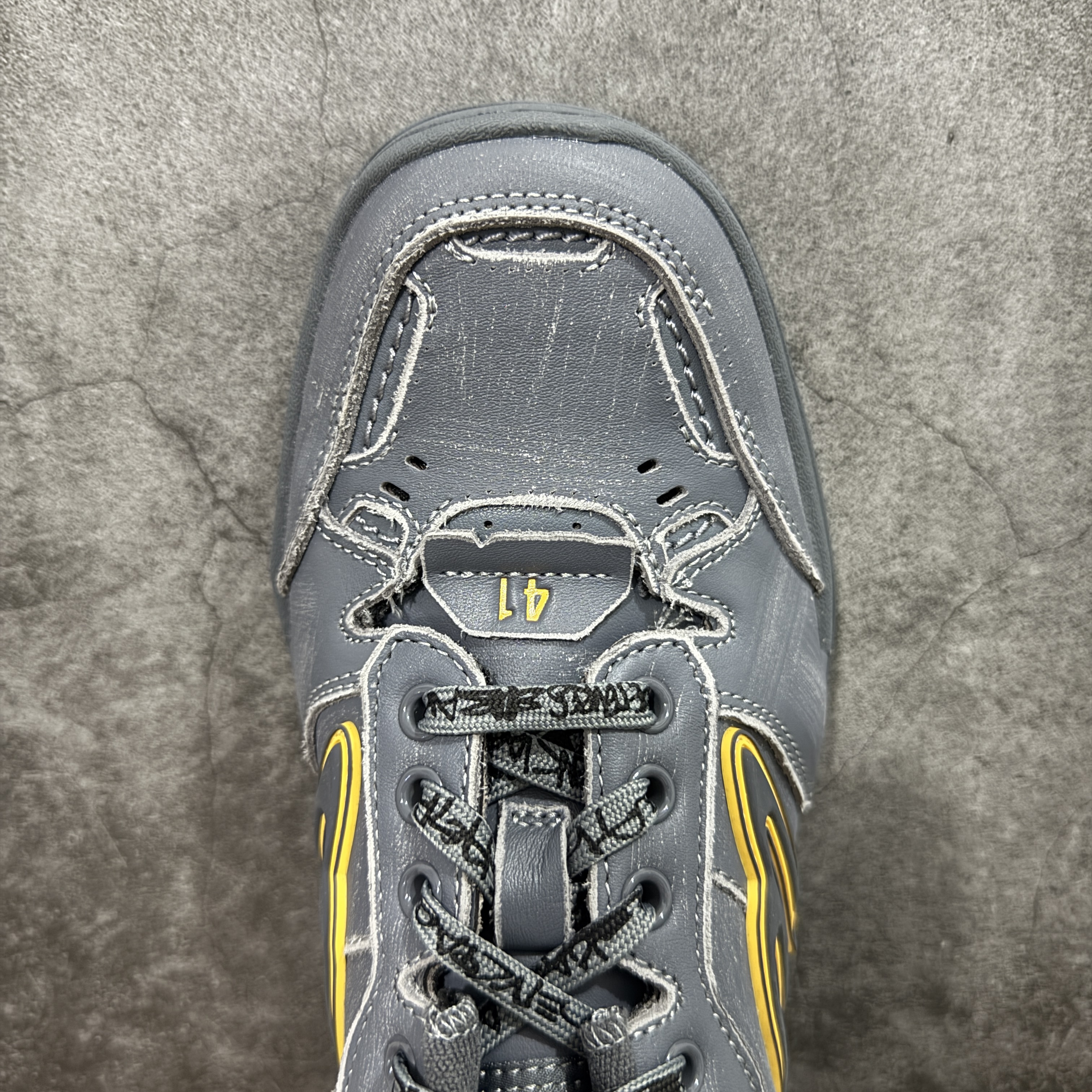 Balenciaga 巴黎世家 18代 Hamptons Worn-0ut 涤纶(聚酯纤维)牛皮革 圆头系带低帮 生活休闲鞋 男女同款 波鞋 灰色 841765WCURB1180