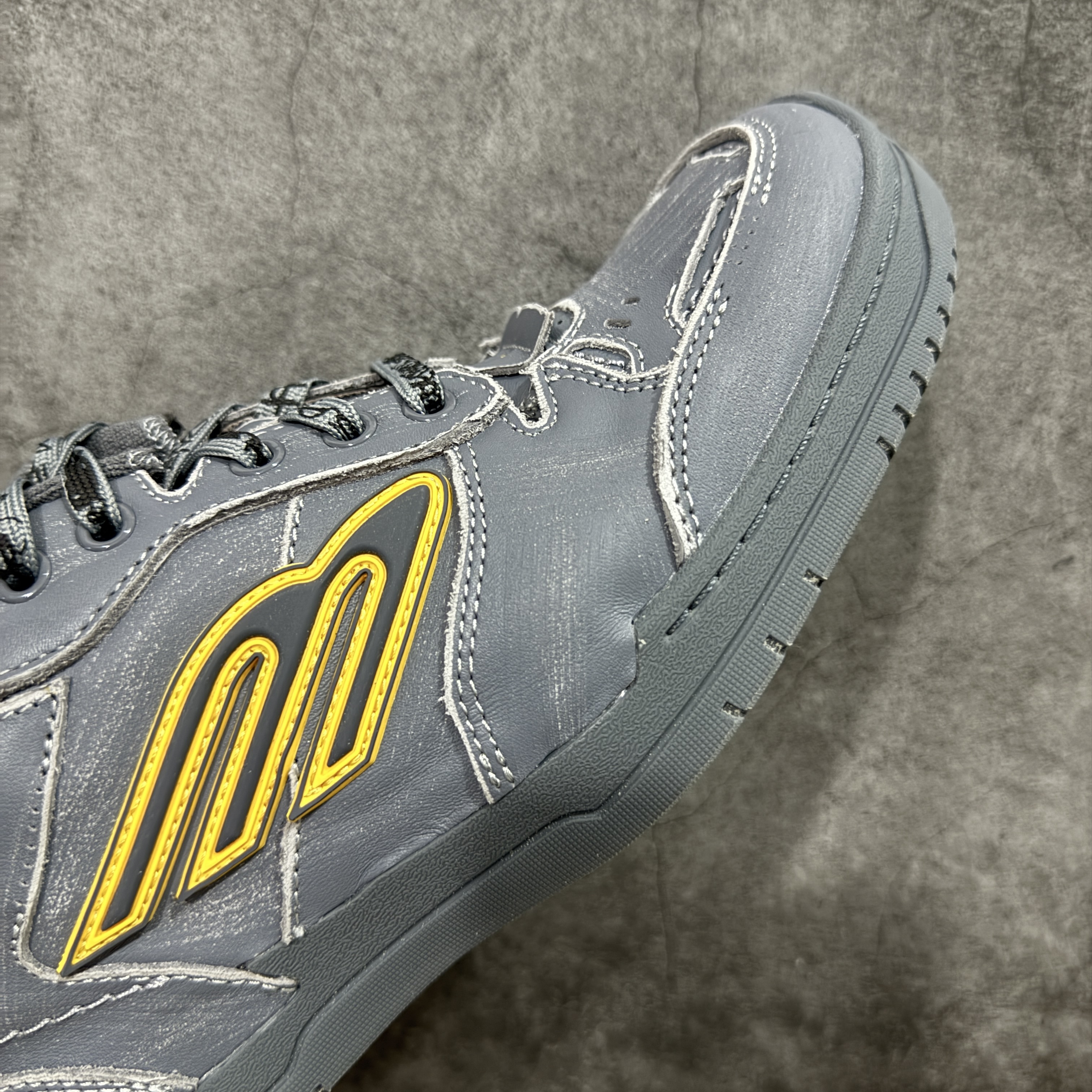 Balenciaga 巴黎世家 18代 Hamptons Worn-0ut 涤纶(聚酯纤维)牛皮革 圆头系带低帮 生活休闲鞋 男女同款 波鞋 灰色 841765WCURB1180