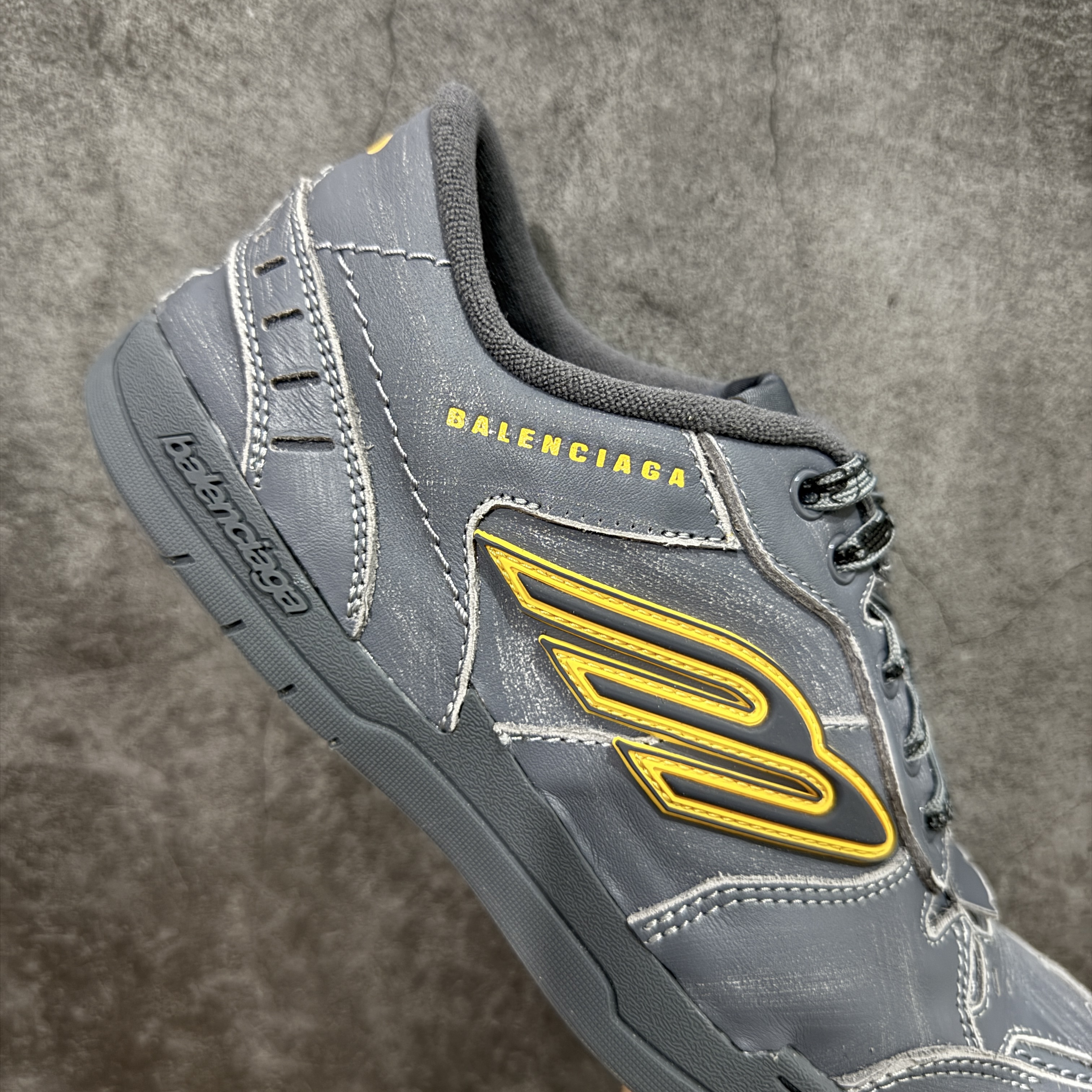 Balenciaga 巴黎世家 18代 Hamptons Worn-0ut 涤纶(聚酯纤维)牛皮革 圆头系带低帮 生活休闲鞋 男女同款 波鞋 灰色 841765WCURB1180