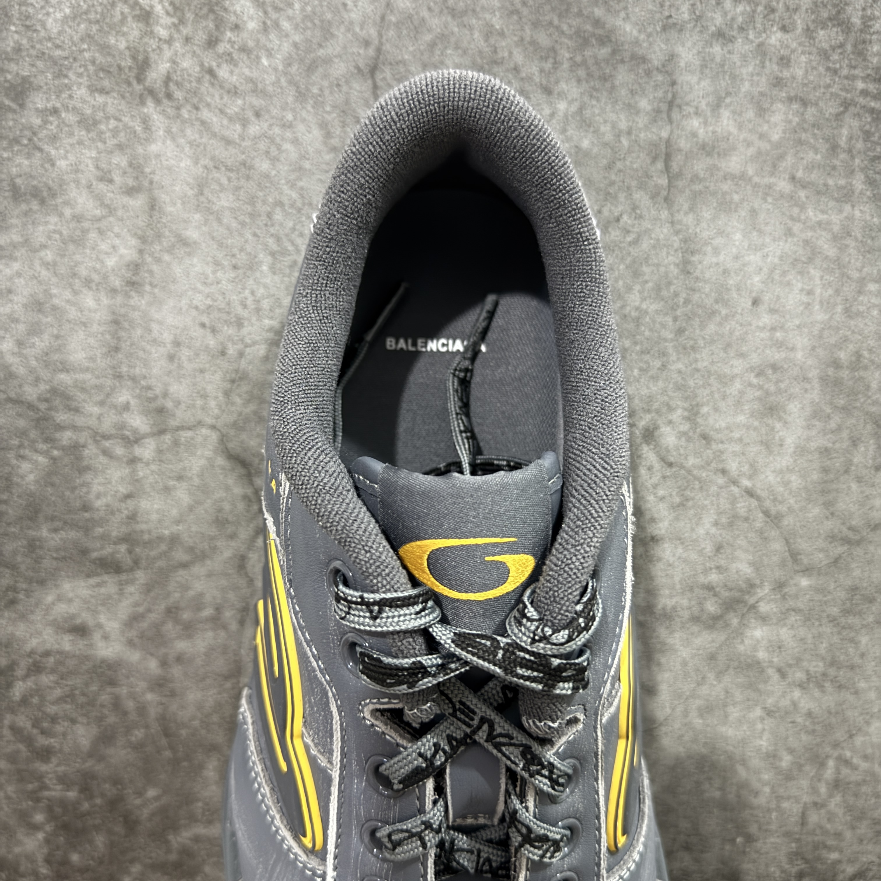 Balenciaga 巴黎世家 18代 Hamptons Worn-0ut 涤纶(聚酯纤维)牛皮革 圆头系带低帮 生活休闲鞋 男女同款 波鞋 灰色 841765WCURB1180