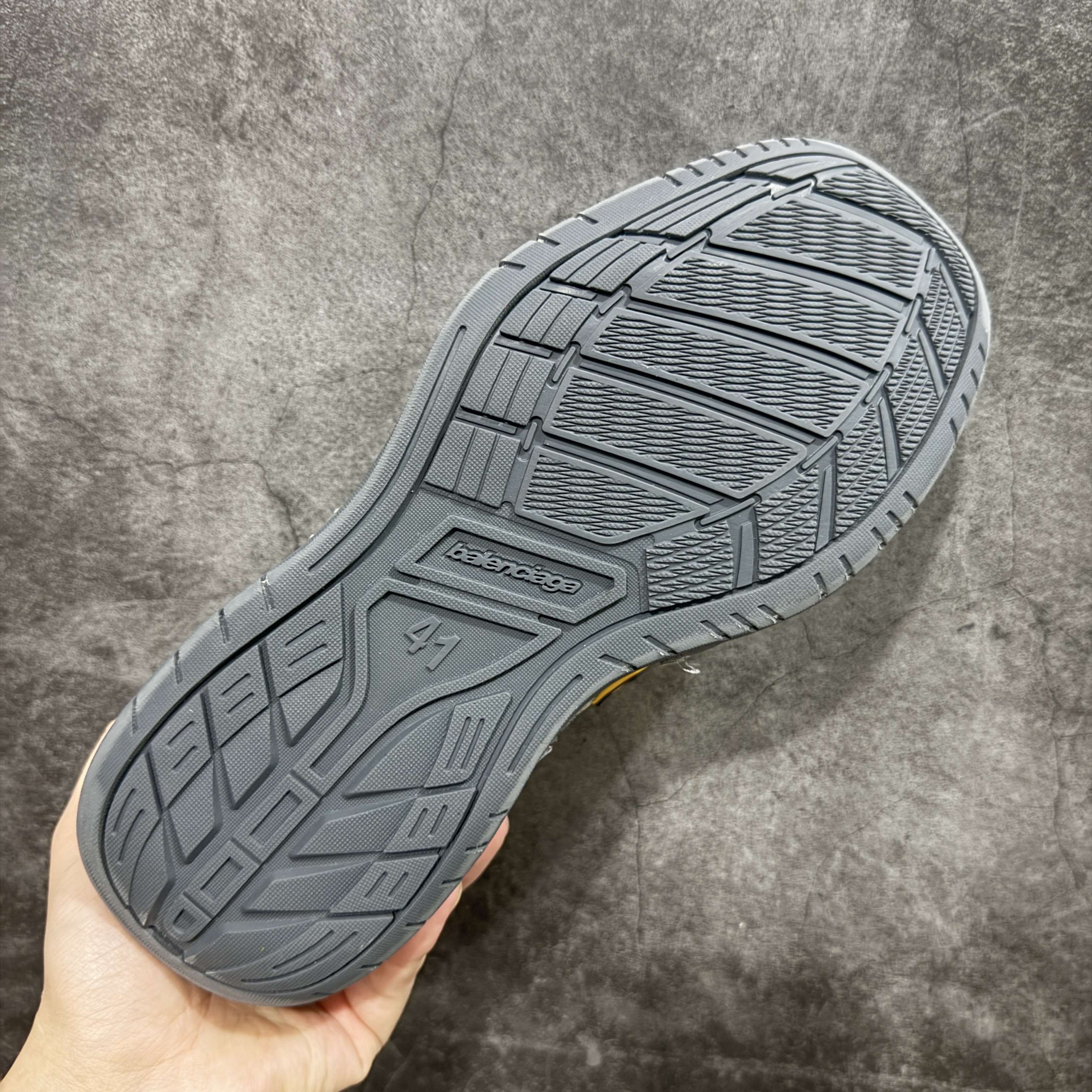 Balenciaga 巴黎世家 18代 Hamptons Worn-0ut 涤纶(聚酯纤维)牛皮革 圆头系带低帮 生活休闲鞋 男女同款 波鞋 灰色 841765WCURB1180