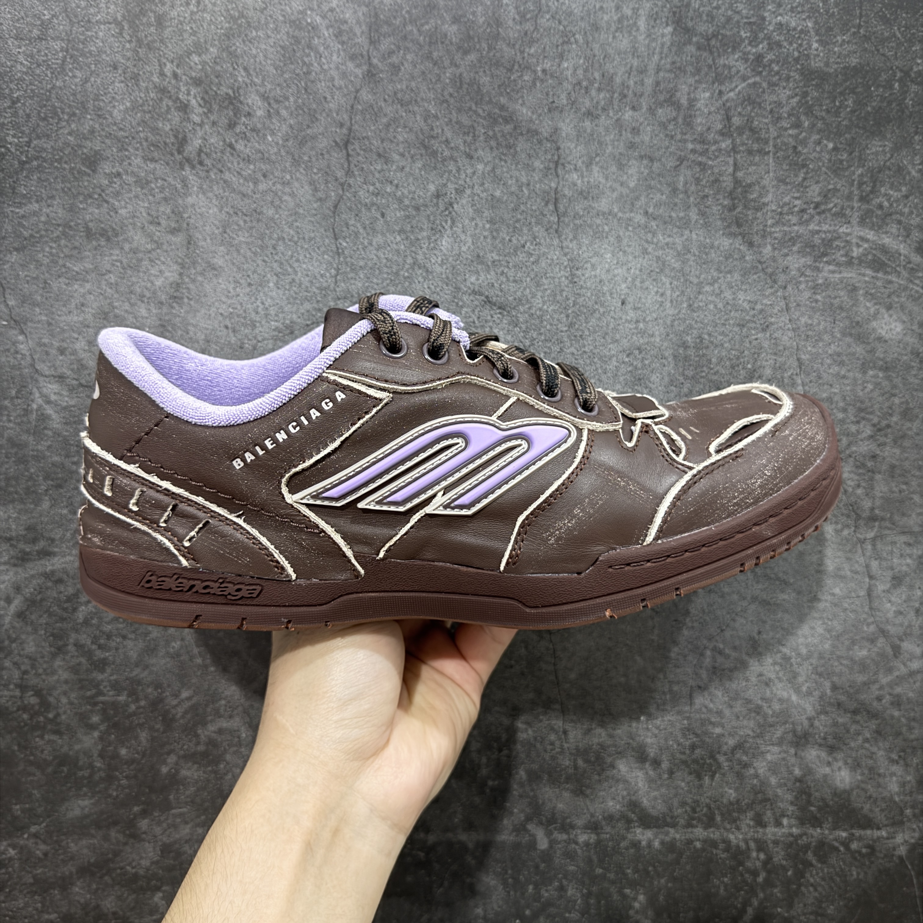 Balenciaga 巴黎世家 18代 Hamptons Worn-0ut 涤纶(聚酯纤维)牛皮革 圆头系带低帮 生活休闲鞋 男女同款 波鞋 棕色 841763WCURS2050