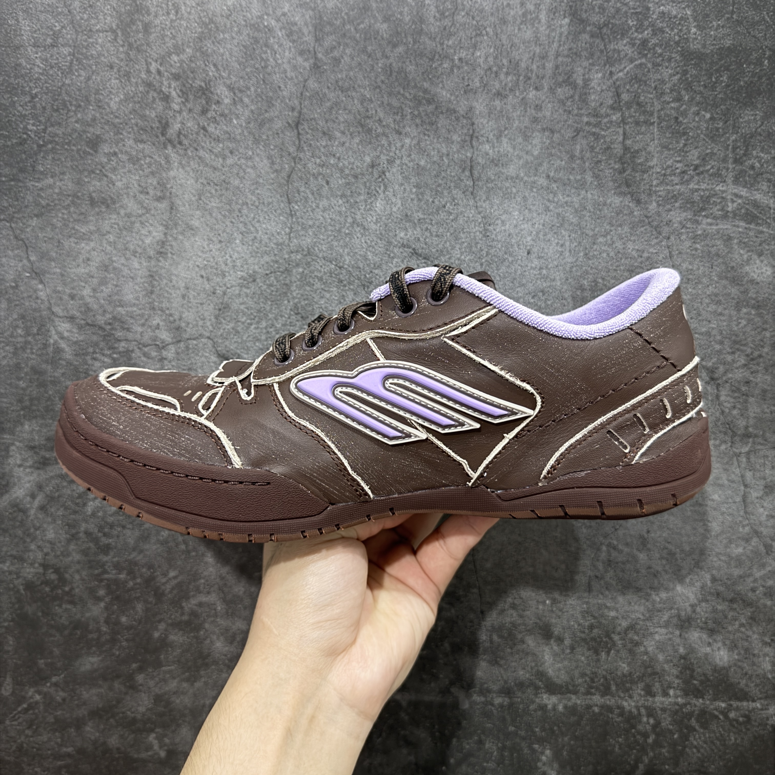 Balenciaga 巴黎世家 18代 Hamptons Worn-0ut 涤纶(聚酯纤维)牛皮革 圆头系带低帮 生活休闲鞋 男女同款 波鞋 棕色 841763WCURS2050