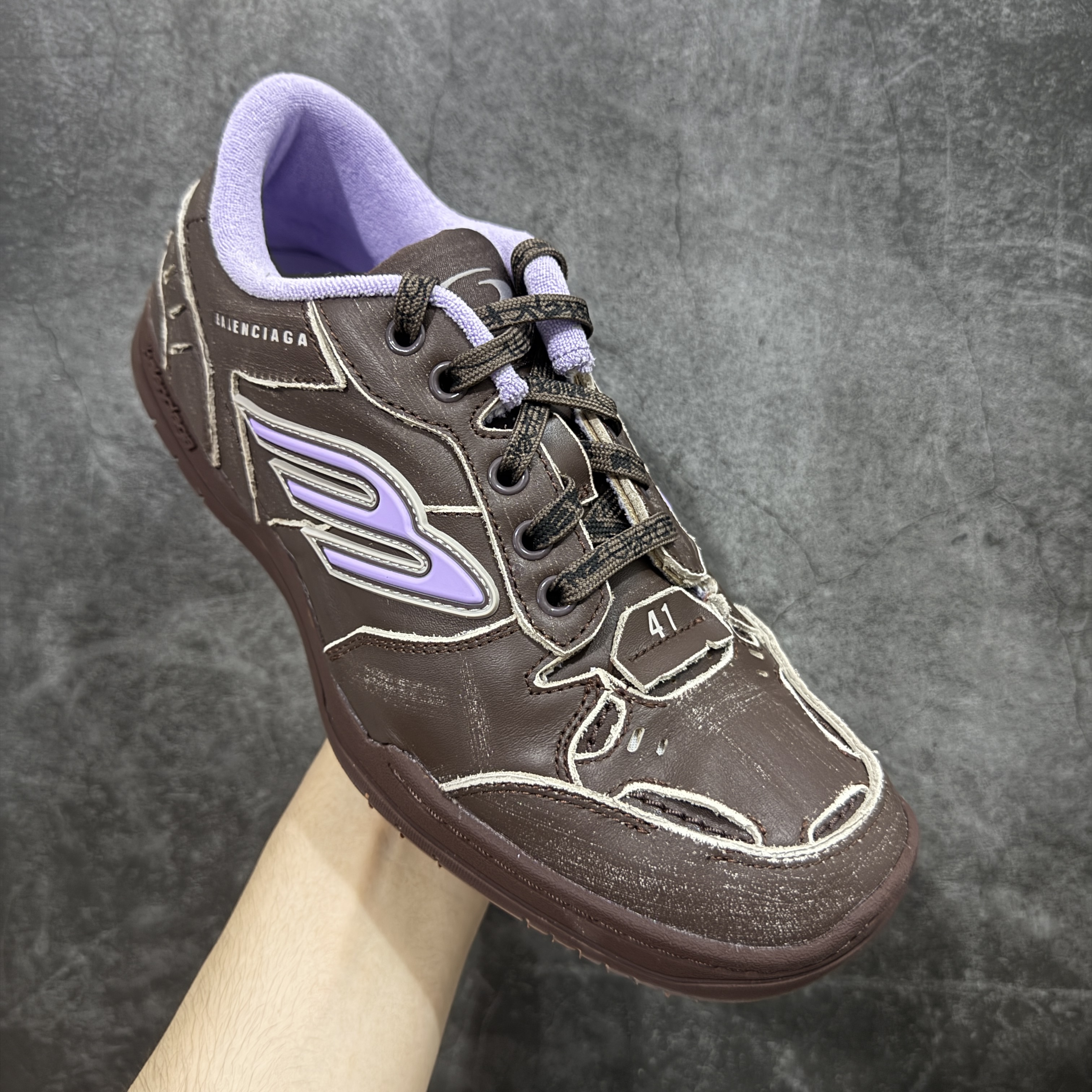 Balenciaga 巴黎世家 18代 Hamptons Worn-0ut 涤纶(聚酯纤维)牛皮革 圆头系带低帮 生活休闲鞋 男女同款 波鞋 棕色 841763WCURS2050