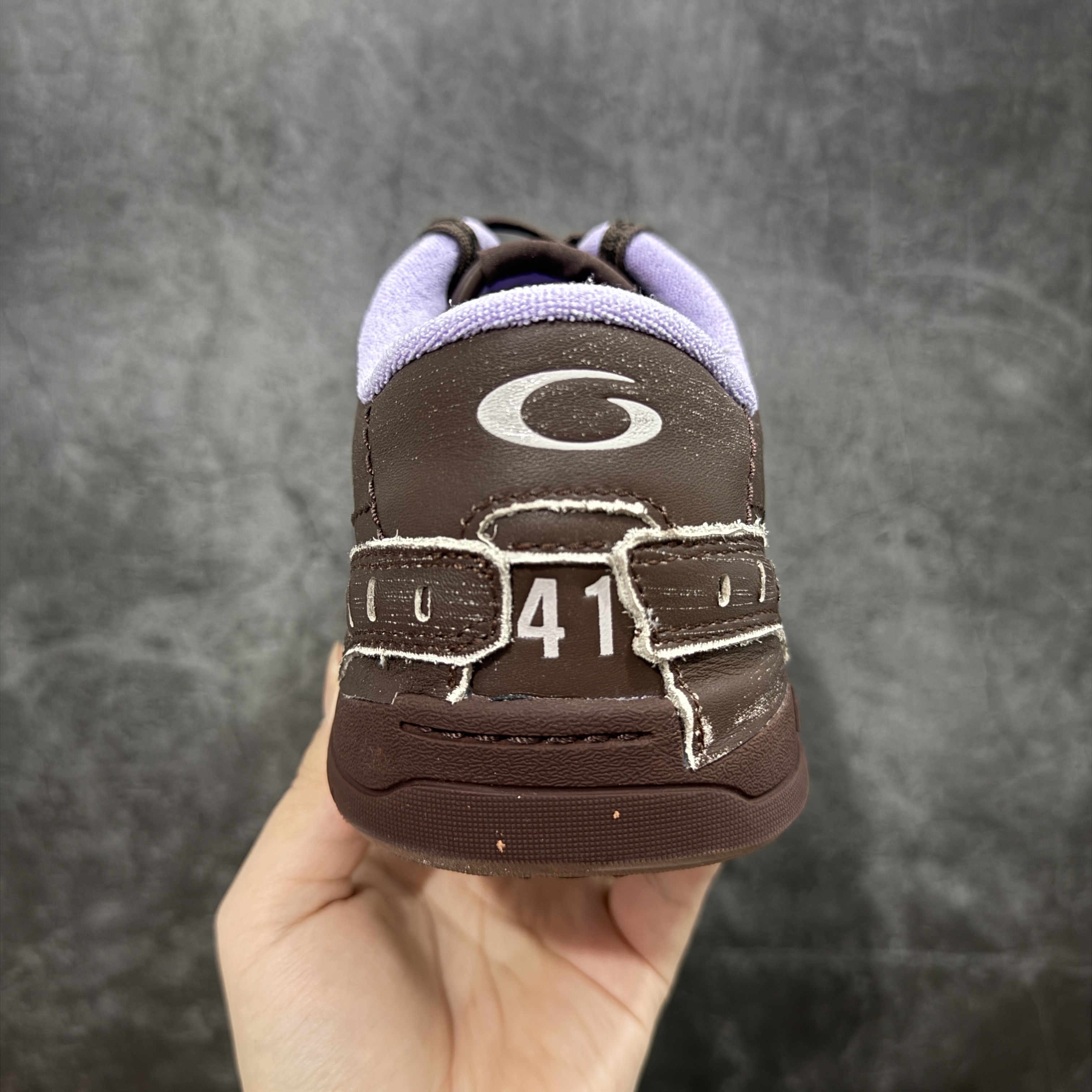 Balenciaga 巴黎世家 18代 Hamptons Worn-0ut 涤纶(聚酯纤维)牛皮革 圆头系带低帮 生活休闲鞋 男女同款 波鞋 棕色 841763WCURS2050