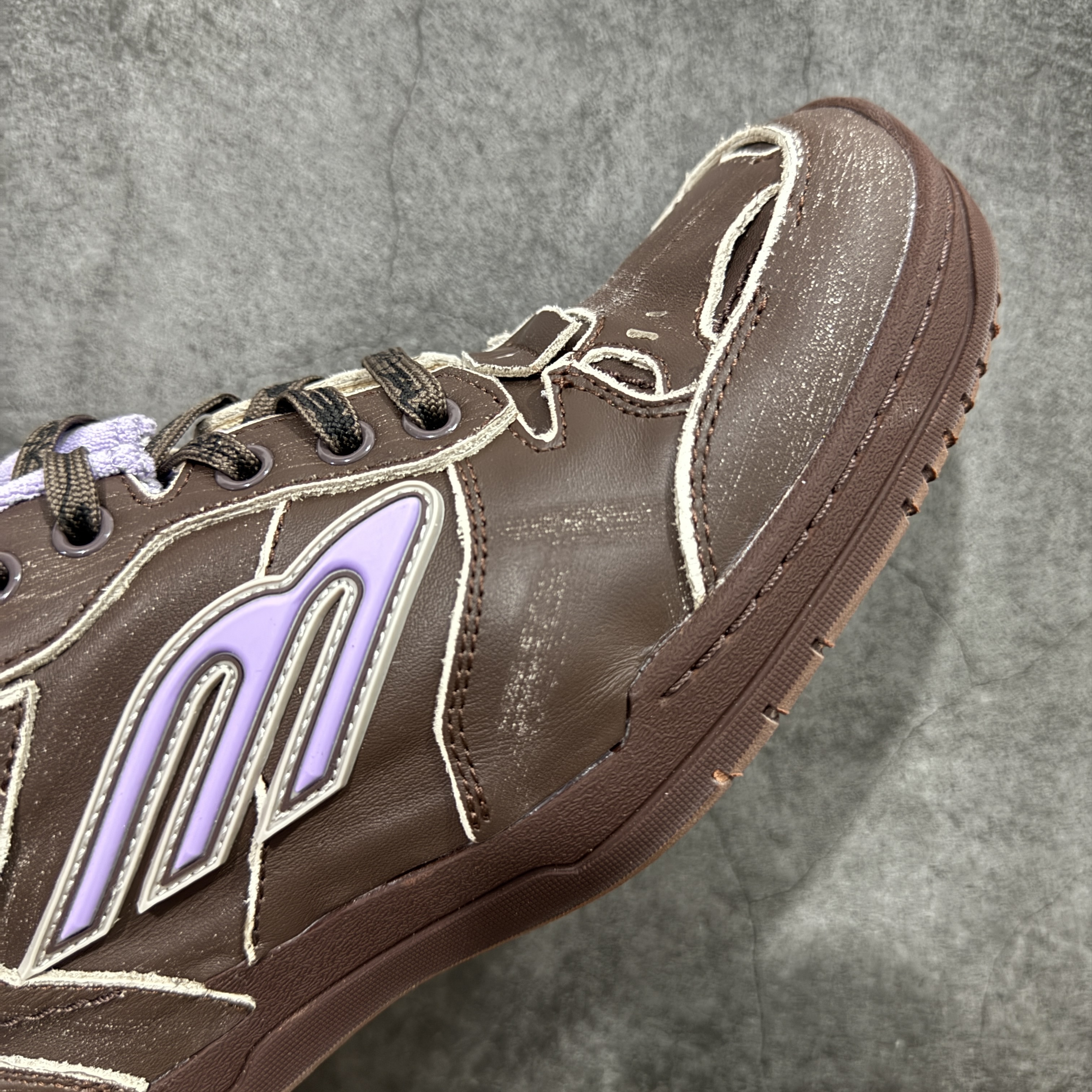 Balenciaga 巴黎世家 18代 Hamptons Worn-0ut 涤纶(聚酯纤维)牛皮革 圆头系带低帮 生活休闲鞋 男女同款 波鞋 棕色 841763WCURS2050