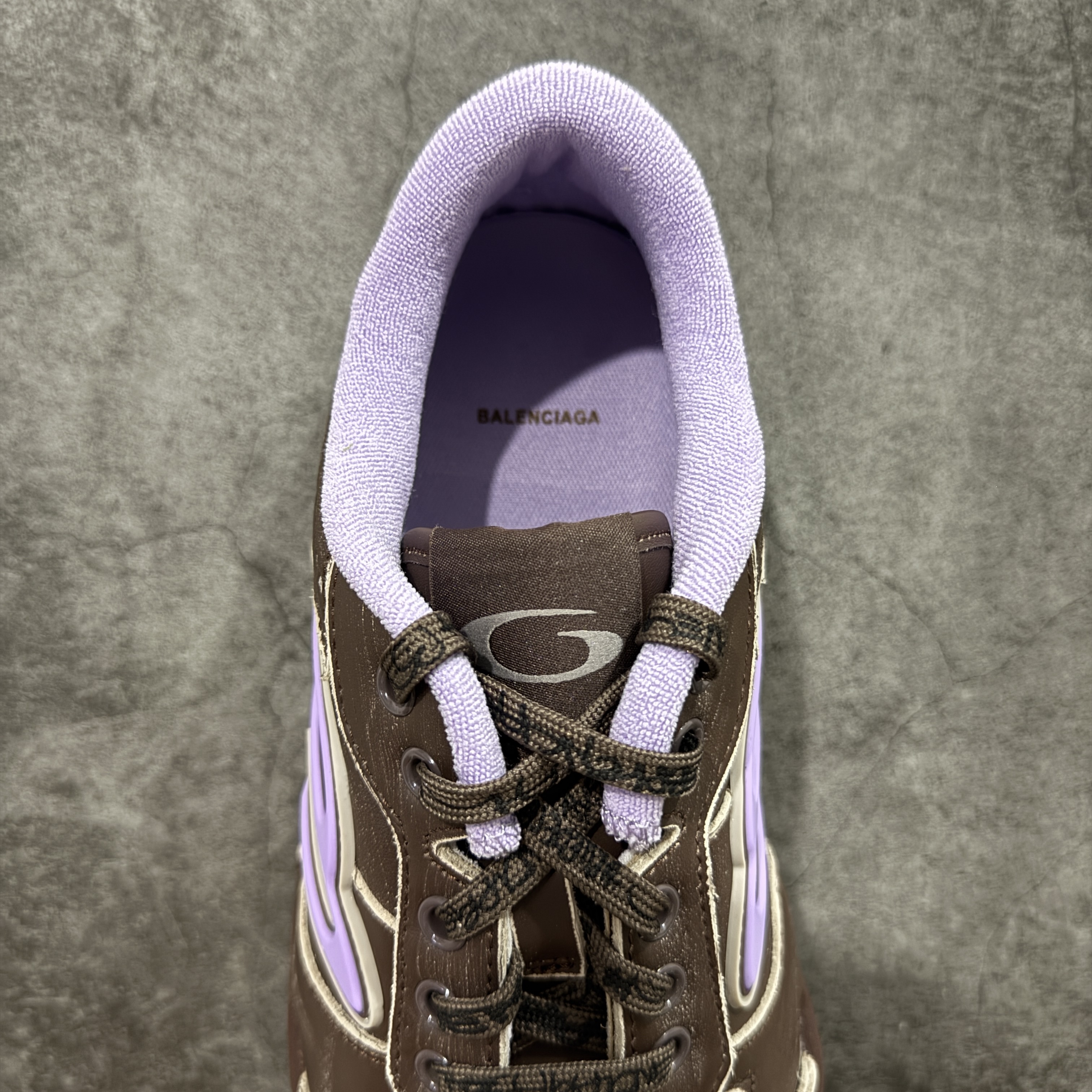 Balenciaga 巴黎世家 18代 Hamptons Worn-0ut 涤纶(聚酯纤维)牛皮革 圆头系带低帮 生活休闲鞋 男女同款 波鞋 棕色 841763WCURS2050