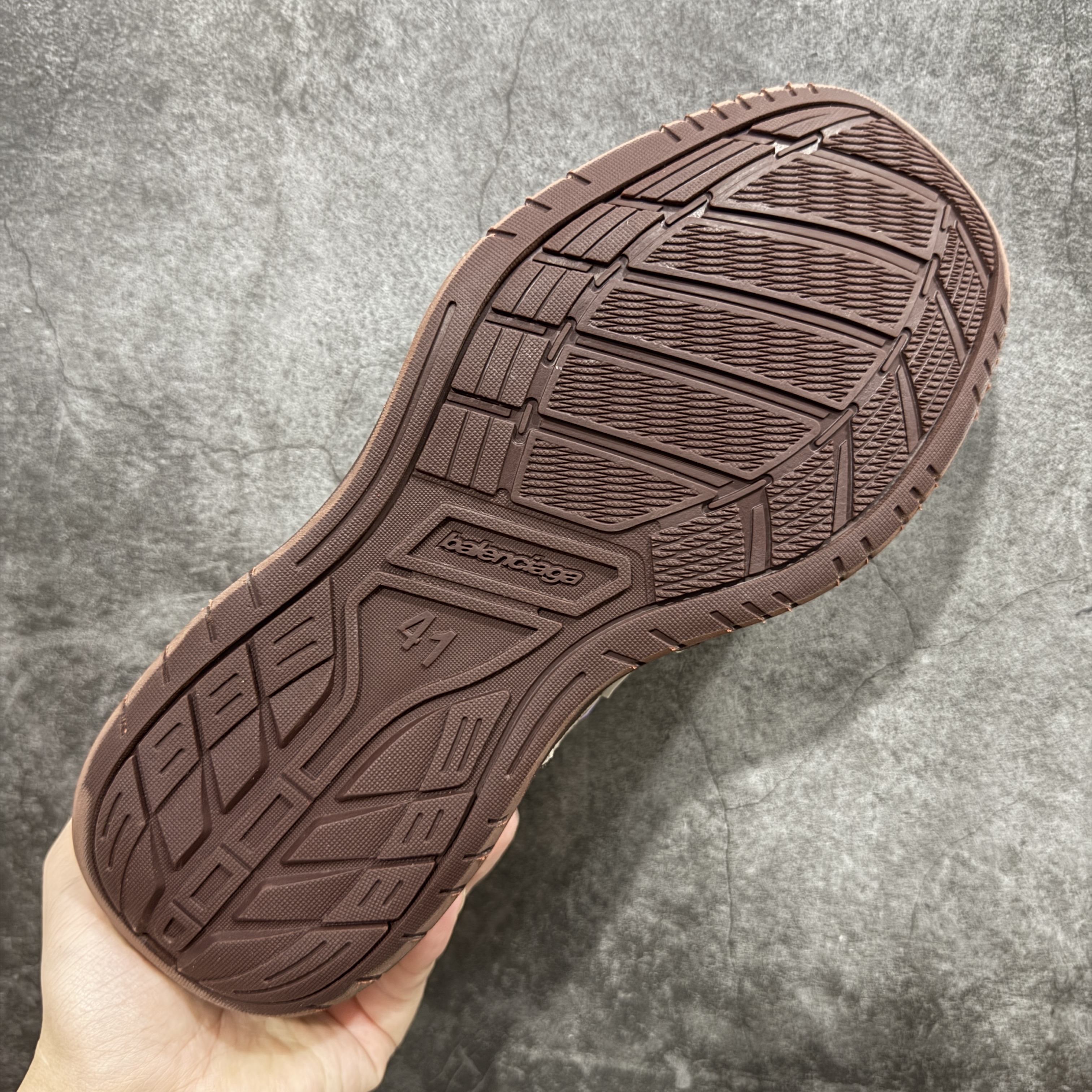 Balenciaga 巴黎世家 18代 Hamptons Worn-0ut 涤纶(聚酯纤维)牛皮革 圆头系带低帮 生活休闲鞋 男女同款 波鞋 棕色 841763WCURS2050