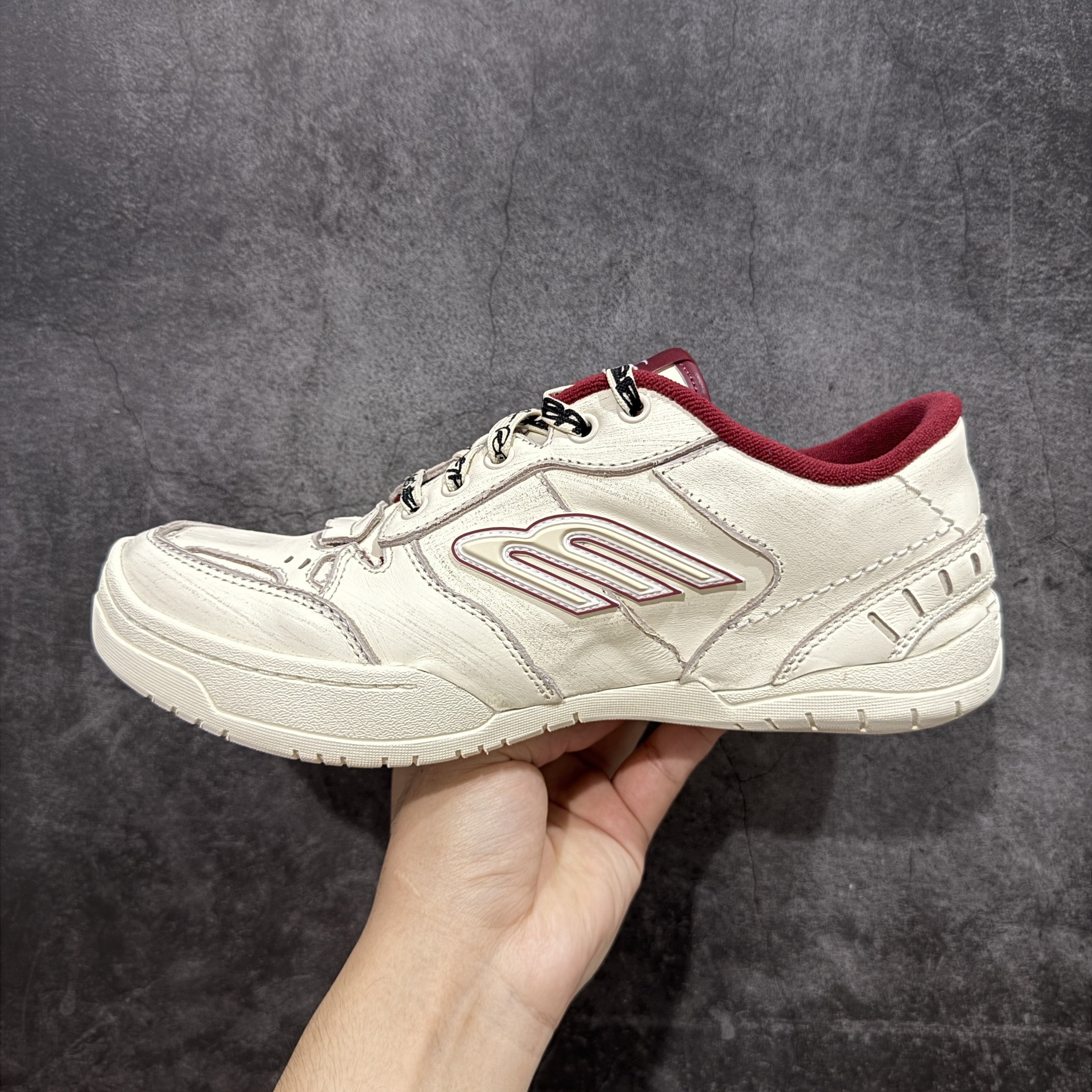  Balenciaga 巴黎世家 18代 Hamptons Worn-0ut 涤纶(聚酯纤维)牛皮革 圆头系带低帮 生活休闲鞋 男女同款 波鞋 米红色 841765WCURS9960