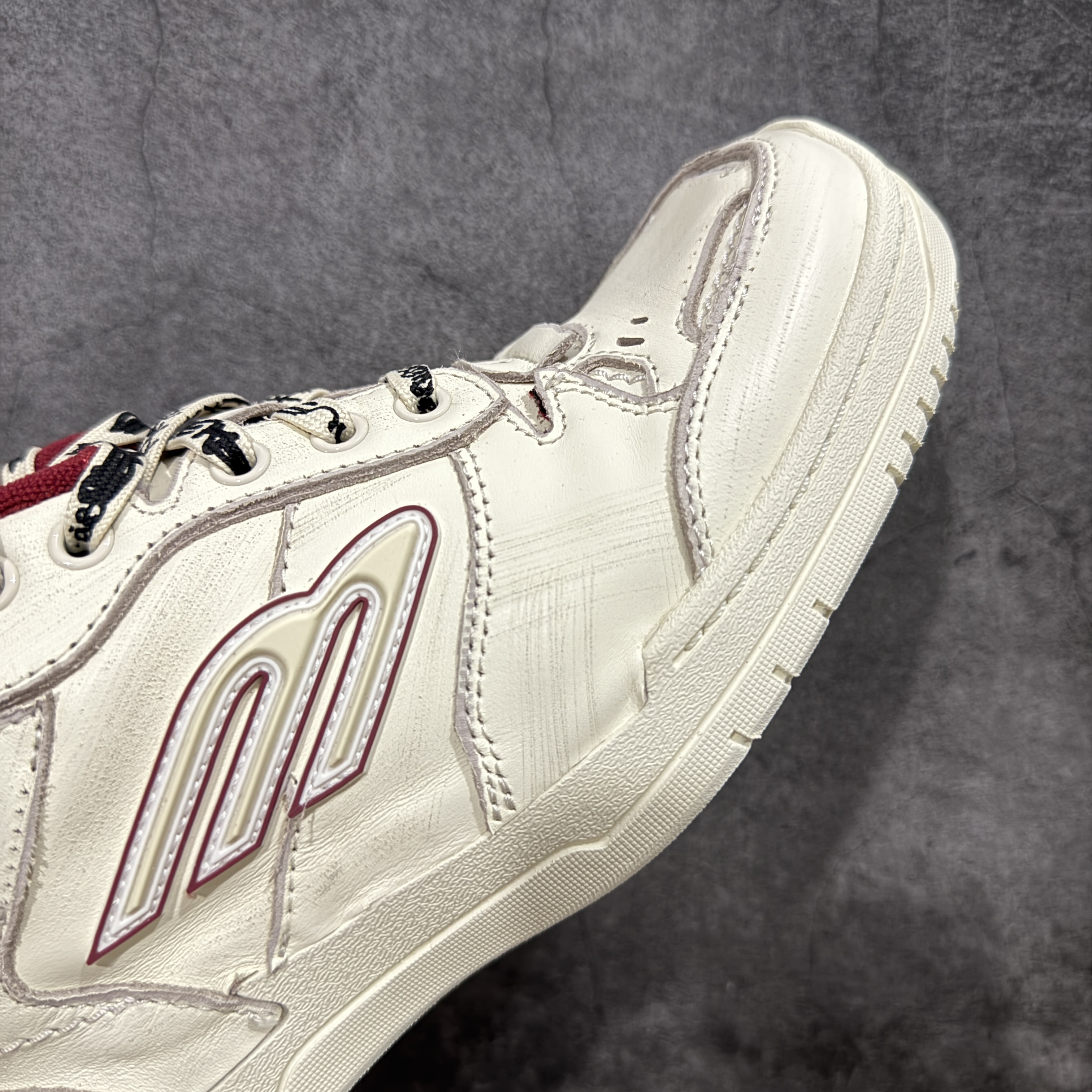  Balenciaga 巴黎世家 18代 Hamptons Worn-0ut 涤纶(聚酯纤维)牛皮革 圆头系带低帮 生活休闲鞋 男女同款 波鞋 米红色 841765WCURS9960