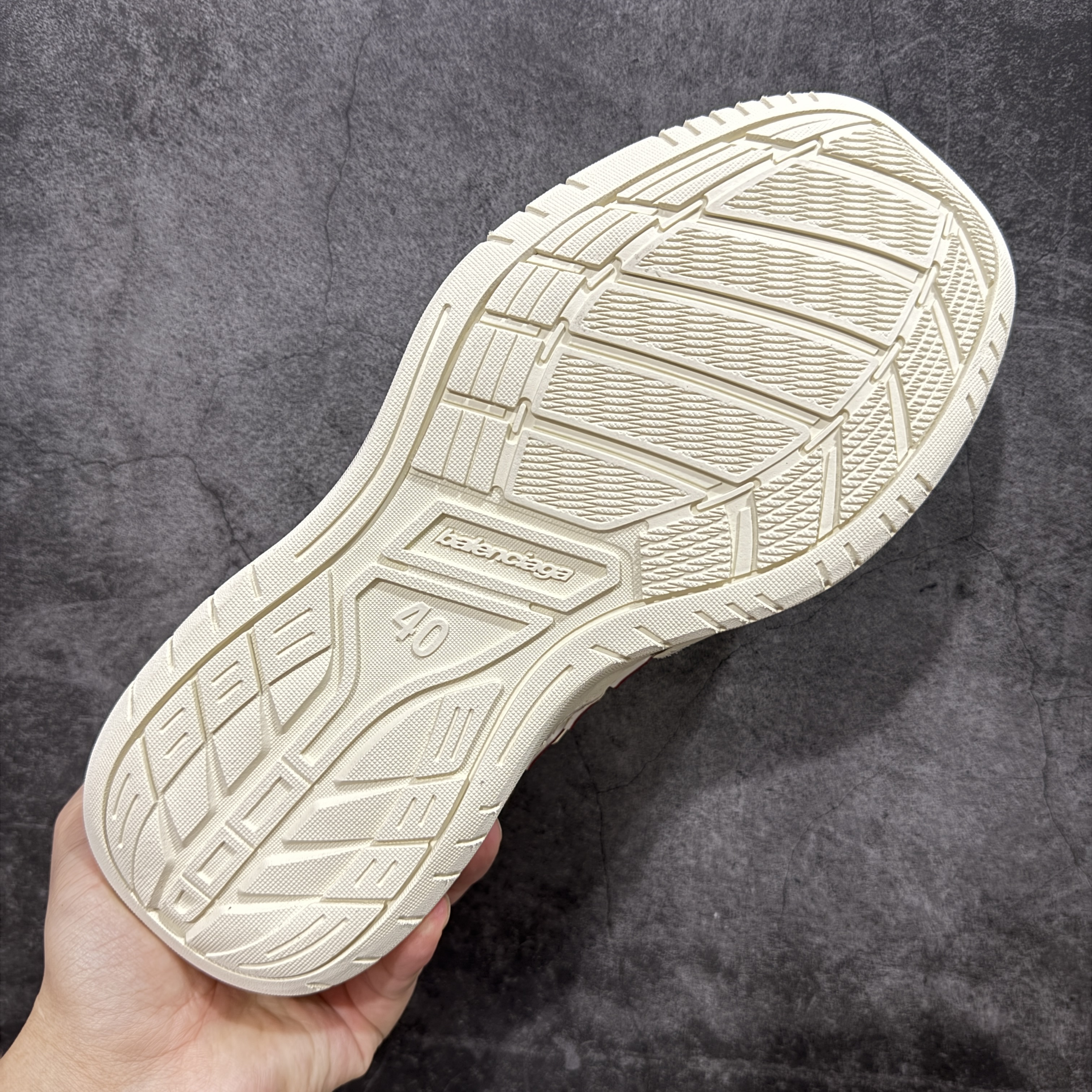  Balenciaga 巴黎世家 18代 Hamptons Worn-0ut 涤纶(聚酯纤维)牛皮革 圆头系带低帮 生活休闲鞋 男女同款 波鞋 米红色 841765WCURS9960