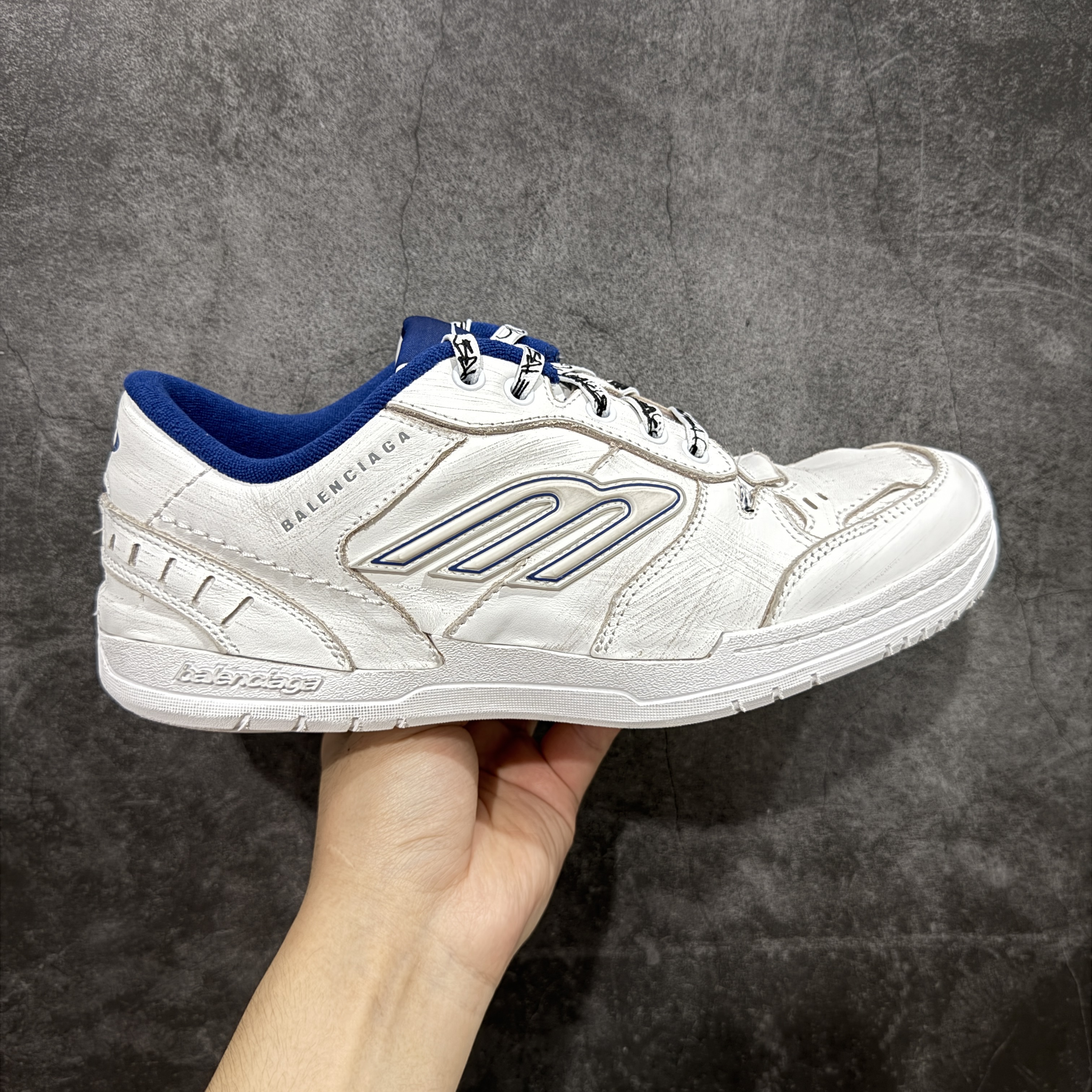 Balenciaga 巴黎世家 18代 Hamptons Worn-0ut 涤纶(聚酯纤维)牛皮革 圆头系带低帮 生活休闲鞋 男女同款 波鞋 灰蓝 841765WCURB9141